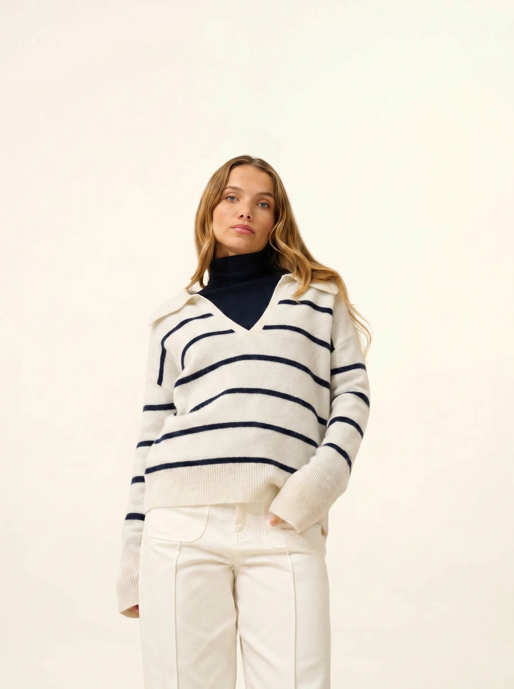 AMARISSE poloshirt v-ausschnitt croisé 4-fädig weiß meliert und marineblau