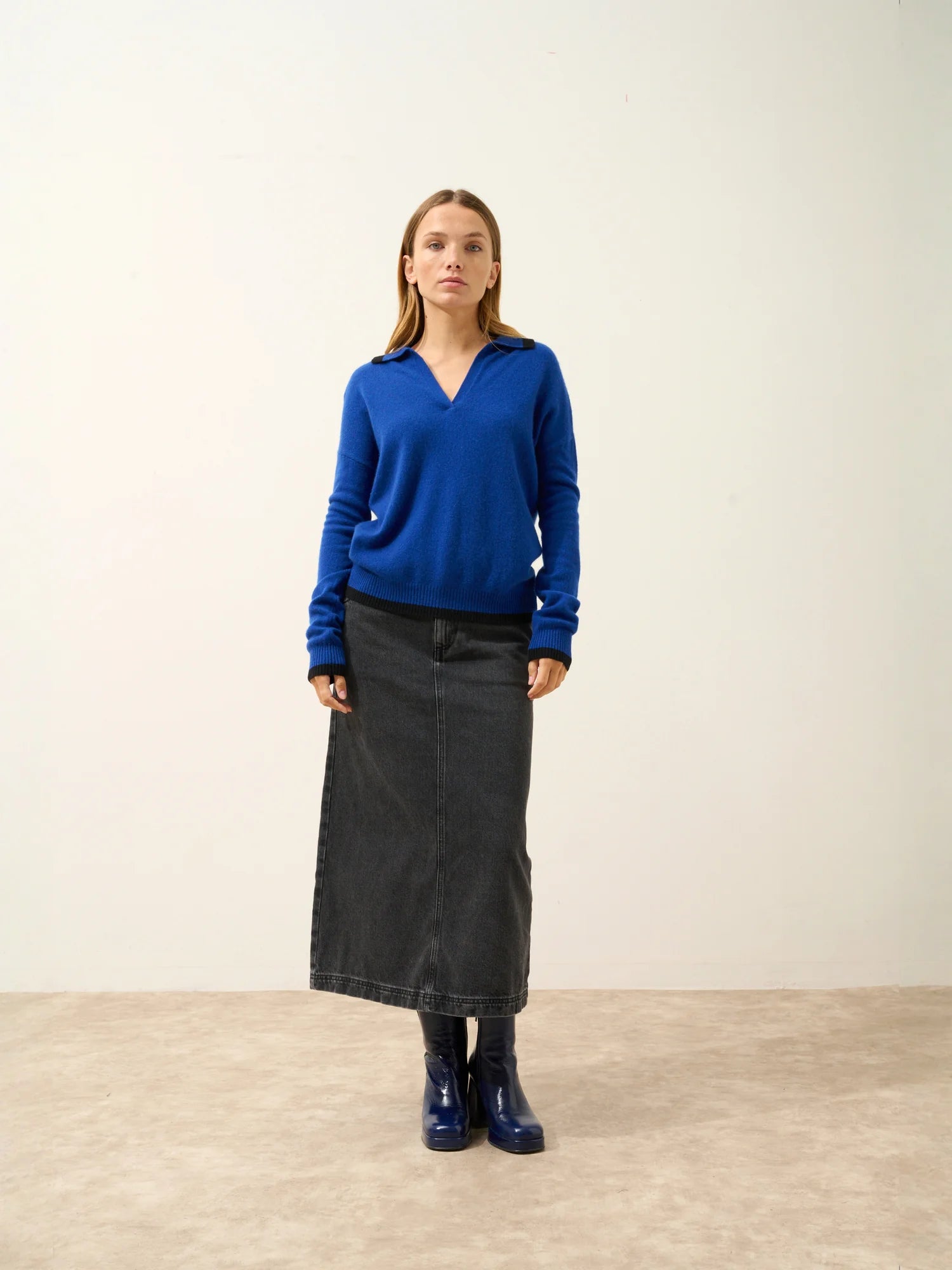 ÉOLIANE poloshirt v-ausschnitt croisé ultramarin und schwarz