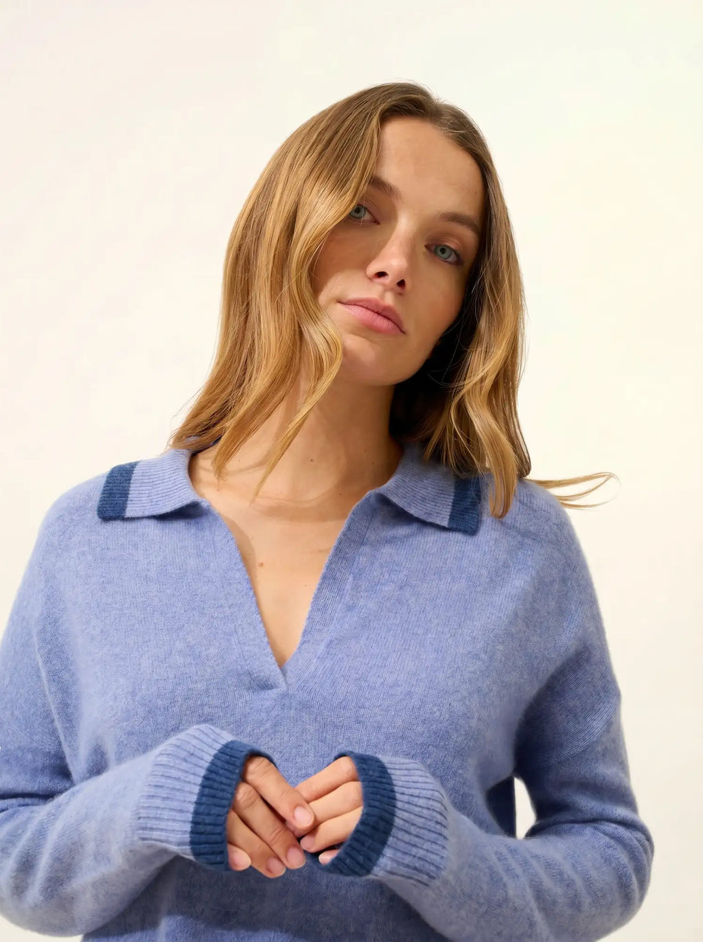 ÉOLIANE poloshirt v-ausschnitt croisé sky meliert und océan meliert
