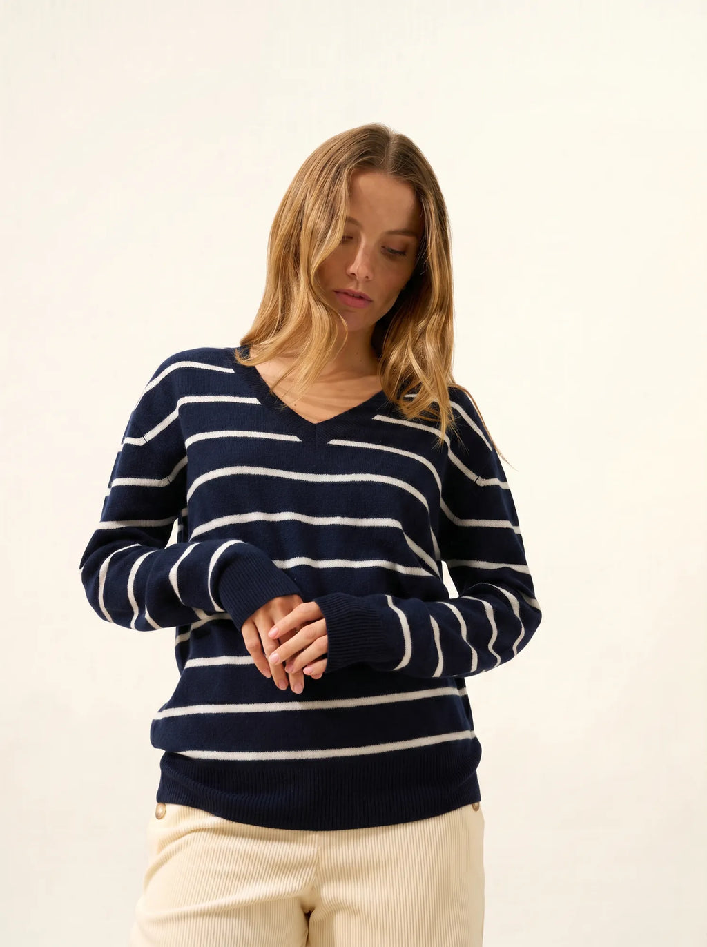 CÉLIMÉE pullover v-ausschnitt marineblau und elfenbein