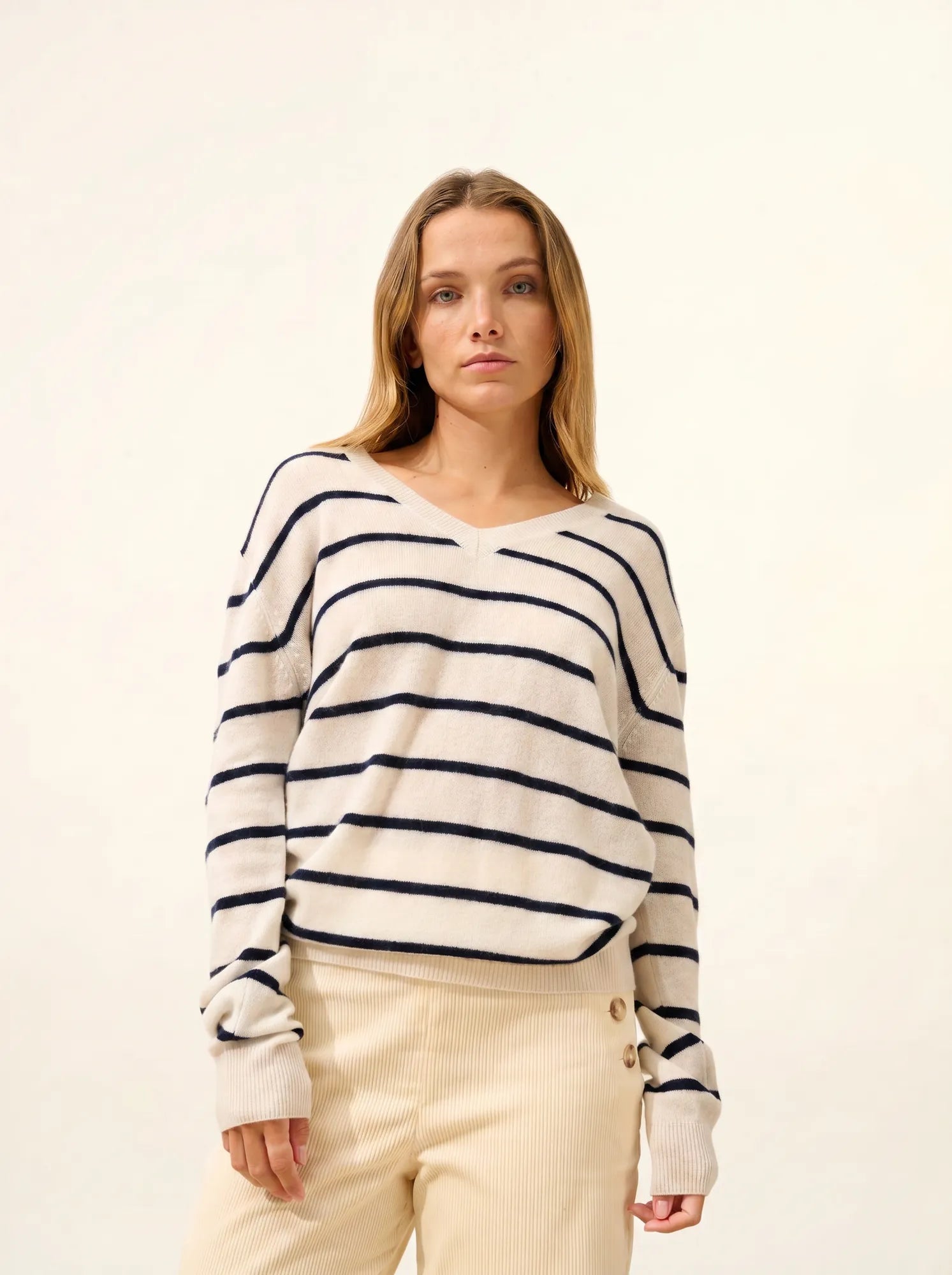 CÉLIMÉE pullover v-ausschnitt marineblau und elfenbein