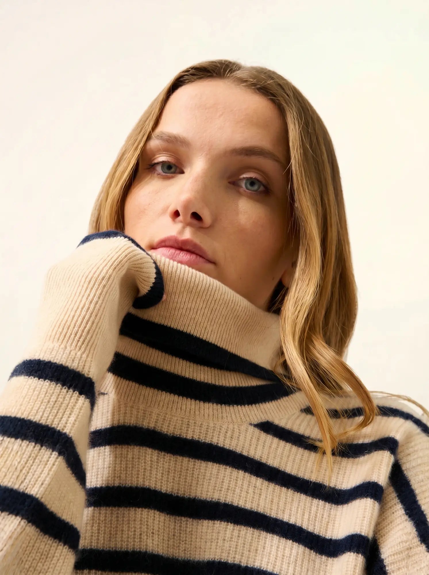 ORÉLIS pullover rollkragen sand und marineblau