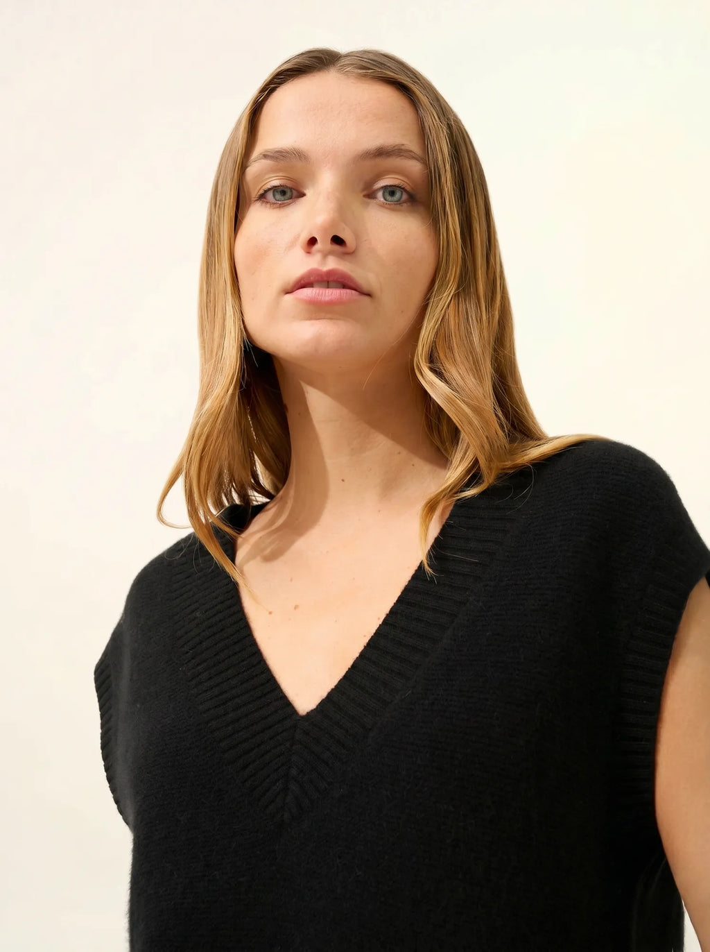 VIVIANA pullover v-ausschnitt ärmellos 4-fädig schwarz