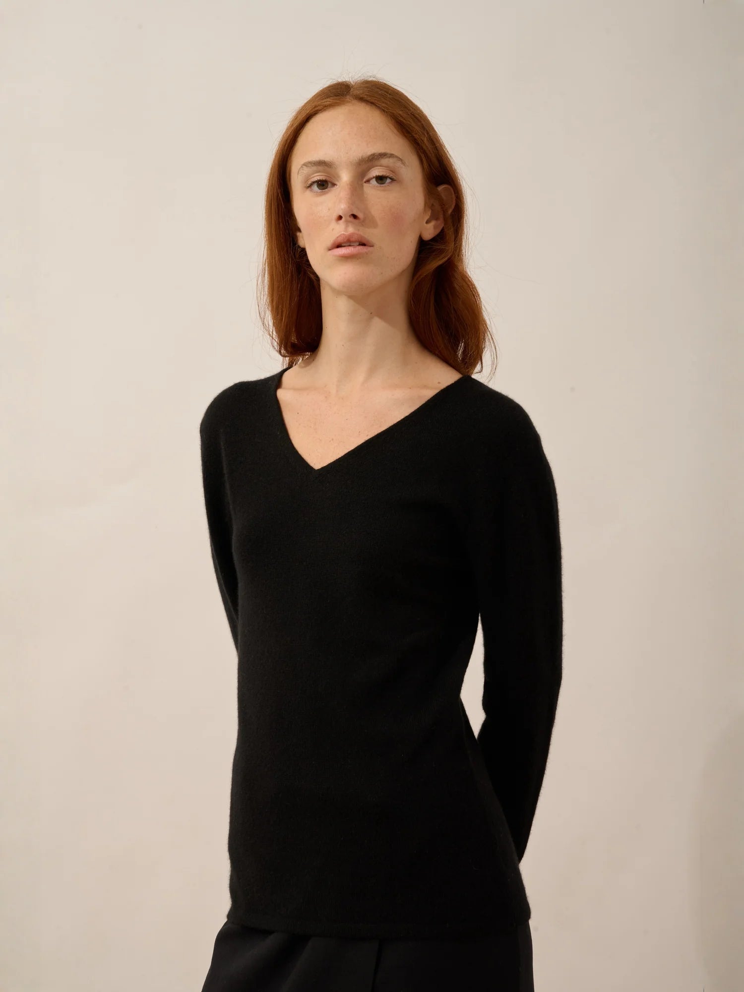 MIRELLA pullover v-ausschnitt vorne und hinten schwarz