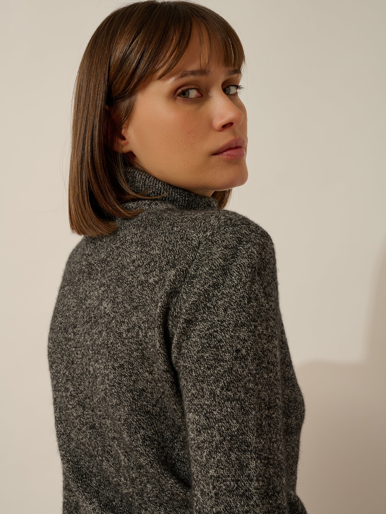 AVA pull col roulé noir/blanc