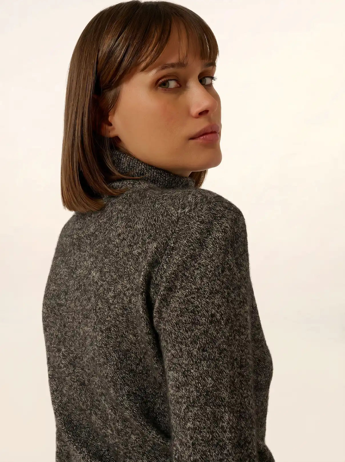 AVA pullover rollkragen schwarz und weiß