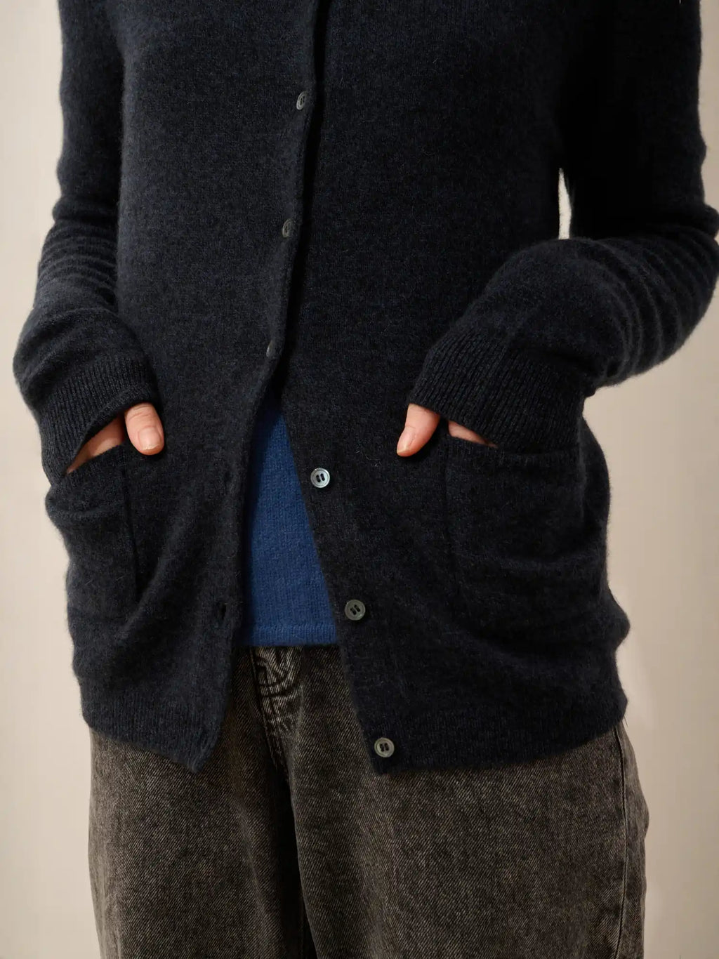 KATHARINE strickjacke rundhalsausschnitt caviar