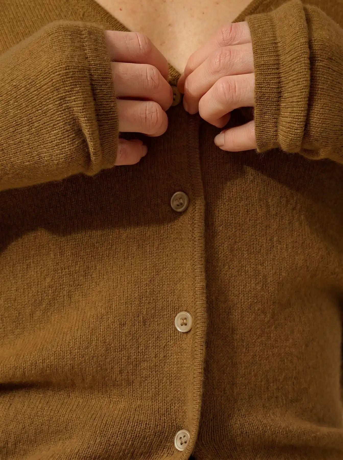 NORMA strickjacke v-ausschnitt haselnuss