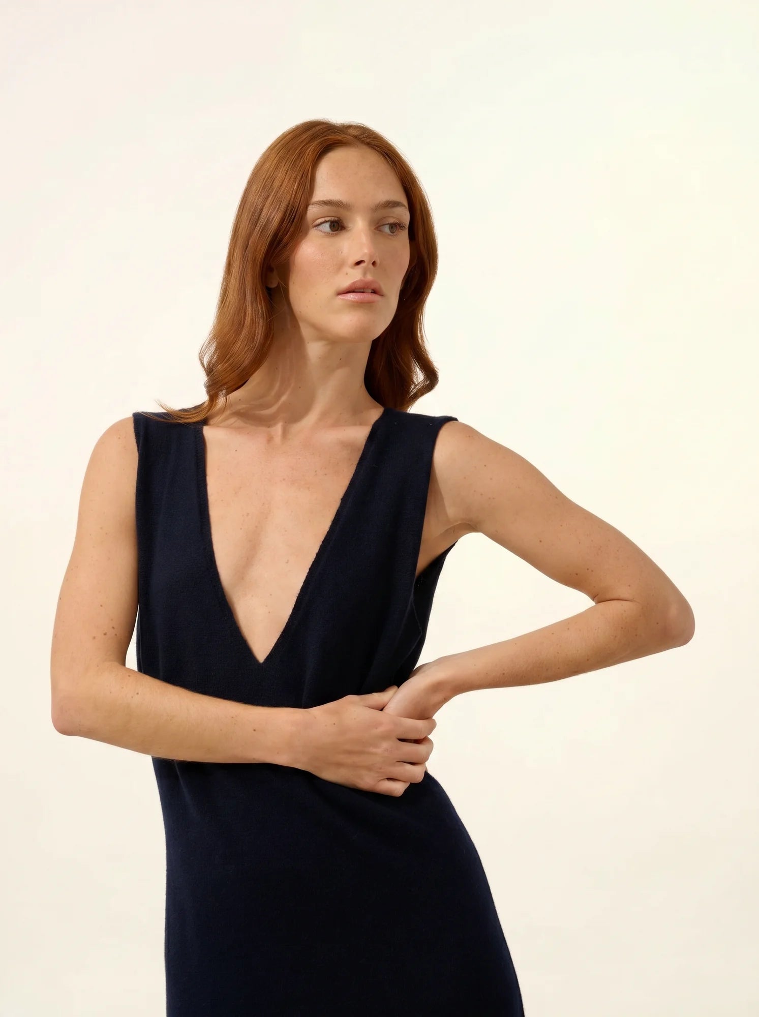 TESSA kleid v-ausschnitt vorne und hinten ärmellos marineblau