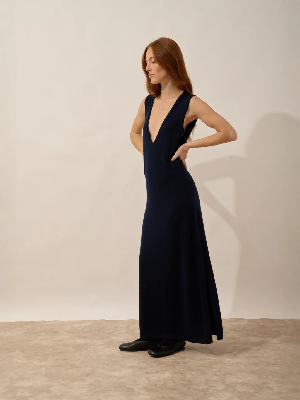 TESSA kleid v-ausschnitt vorne und hinten ärmellos marineblau