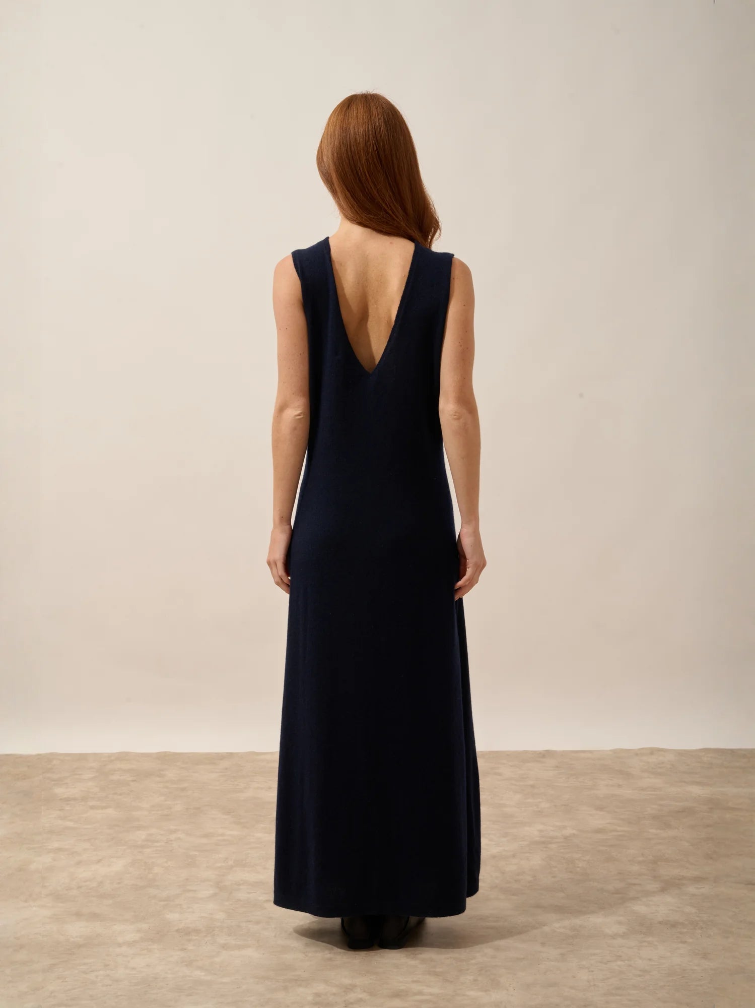 TESSA kleid v-ausschnitt vorne und hinten ärmellos marineblau