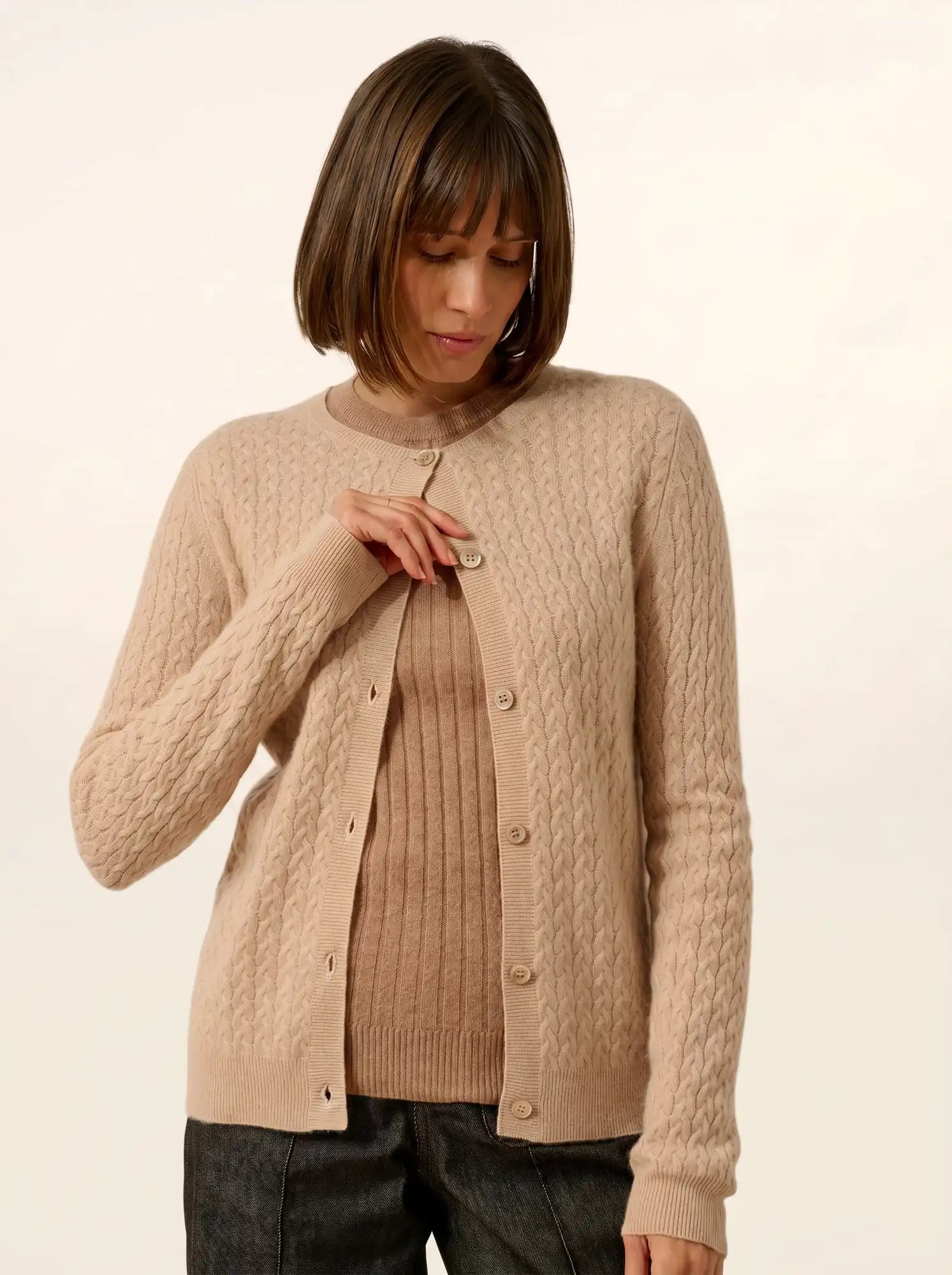 LAURA strickjacke rundhalsausschnitt nude