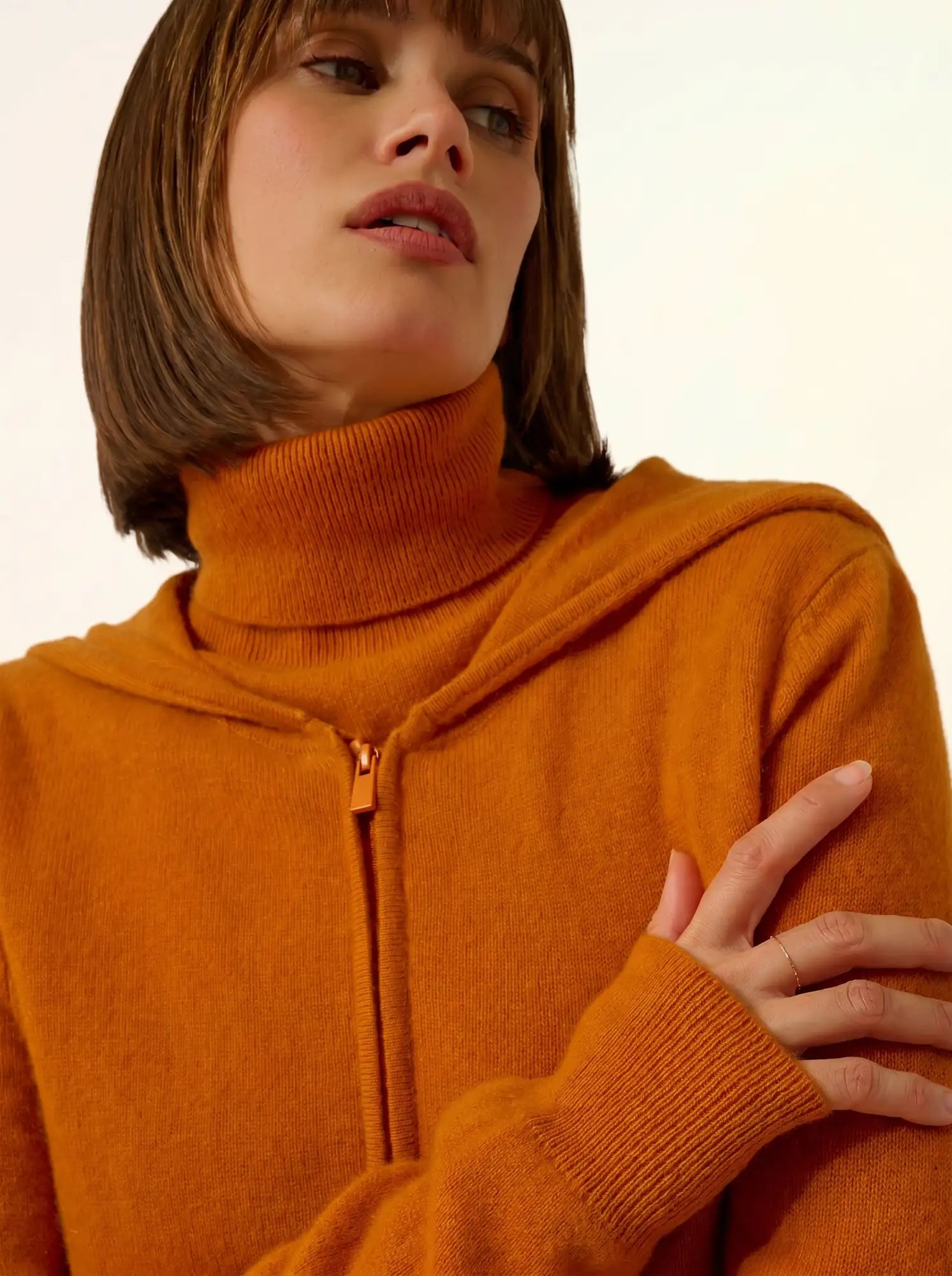 DEBBIE weste mit reissverschluss mit kapuze ocre