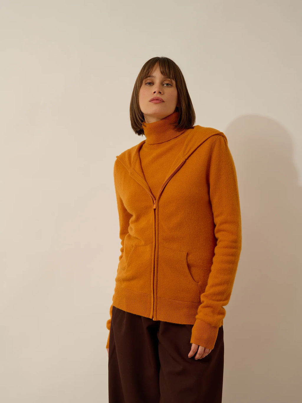 DEBBIE weste mit reissverschluss mit kapuze ocre