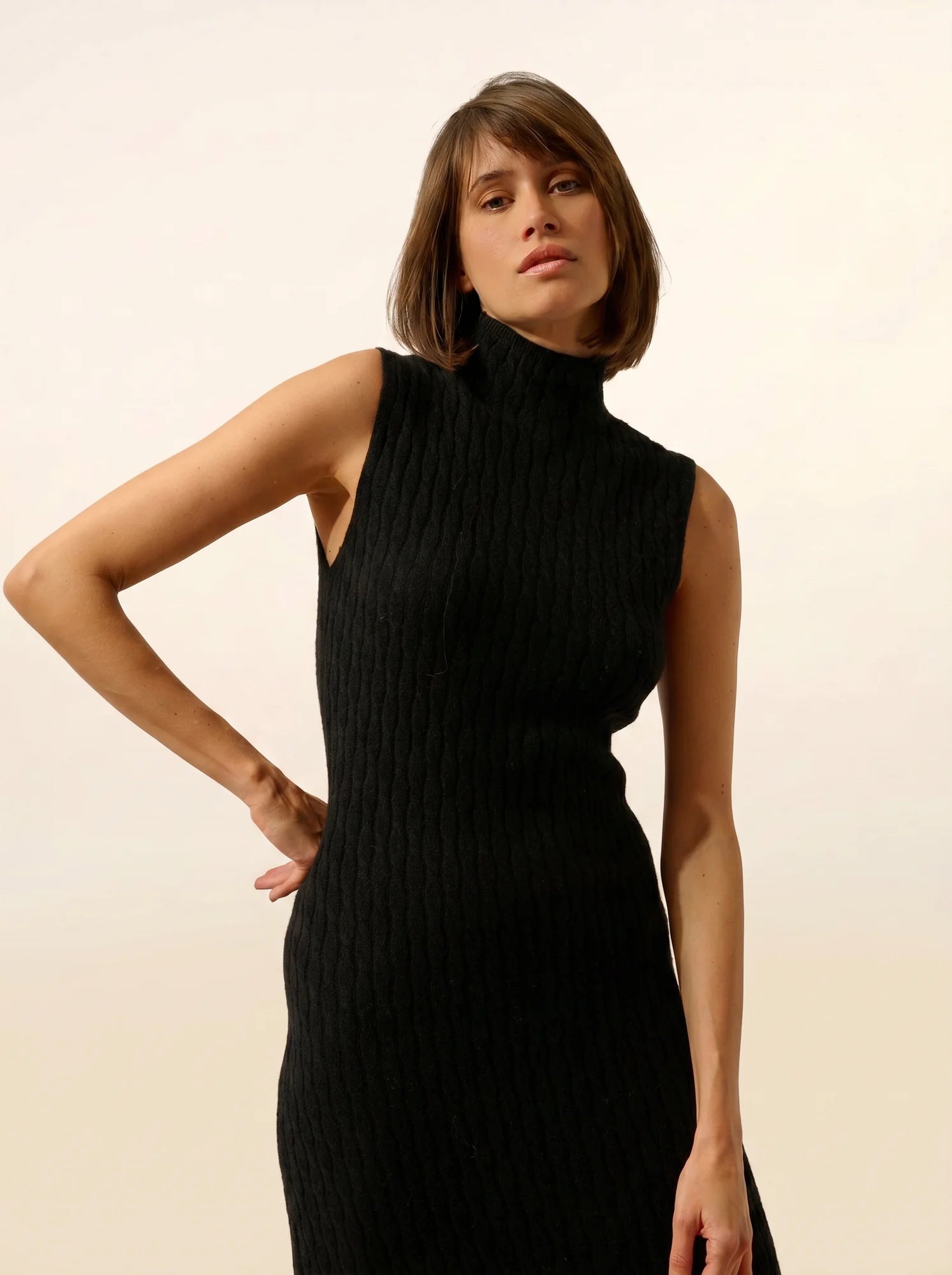 MANON kleid stehkragen ärmellos schwarz