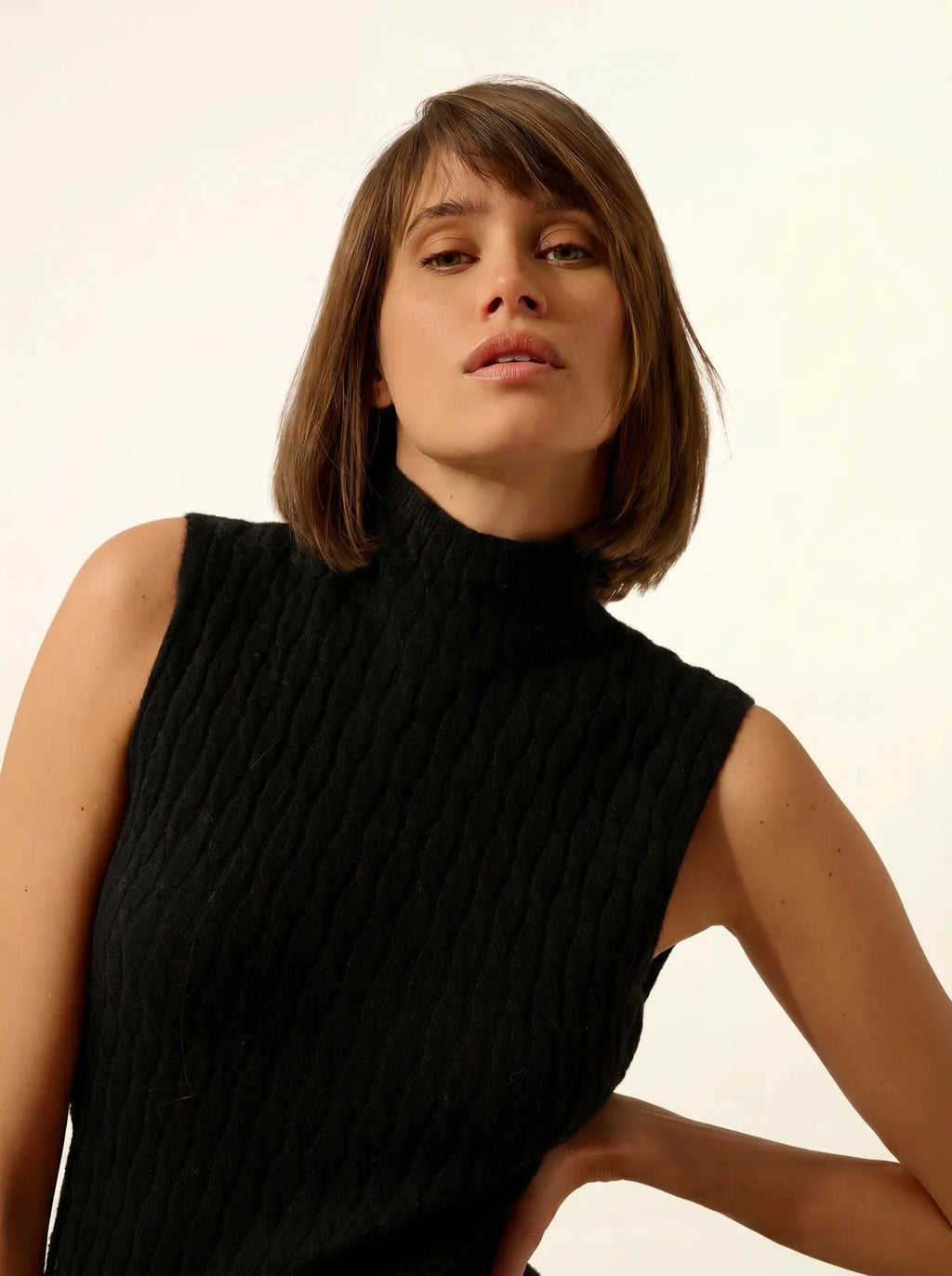 MANON kleid stehkragen ärmellos schwarz