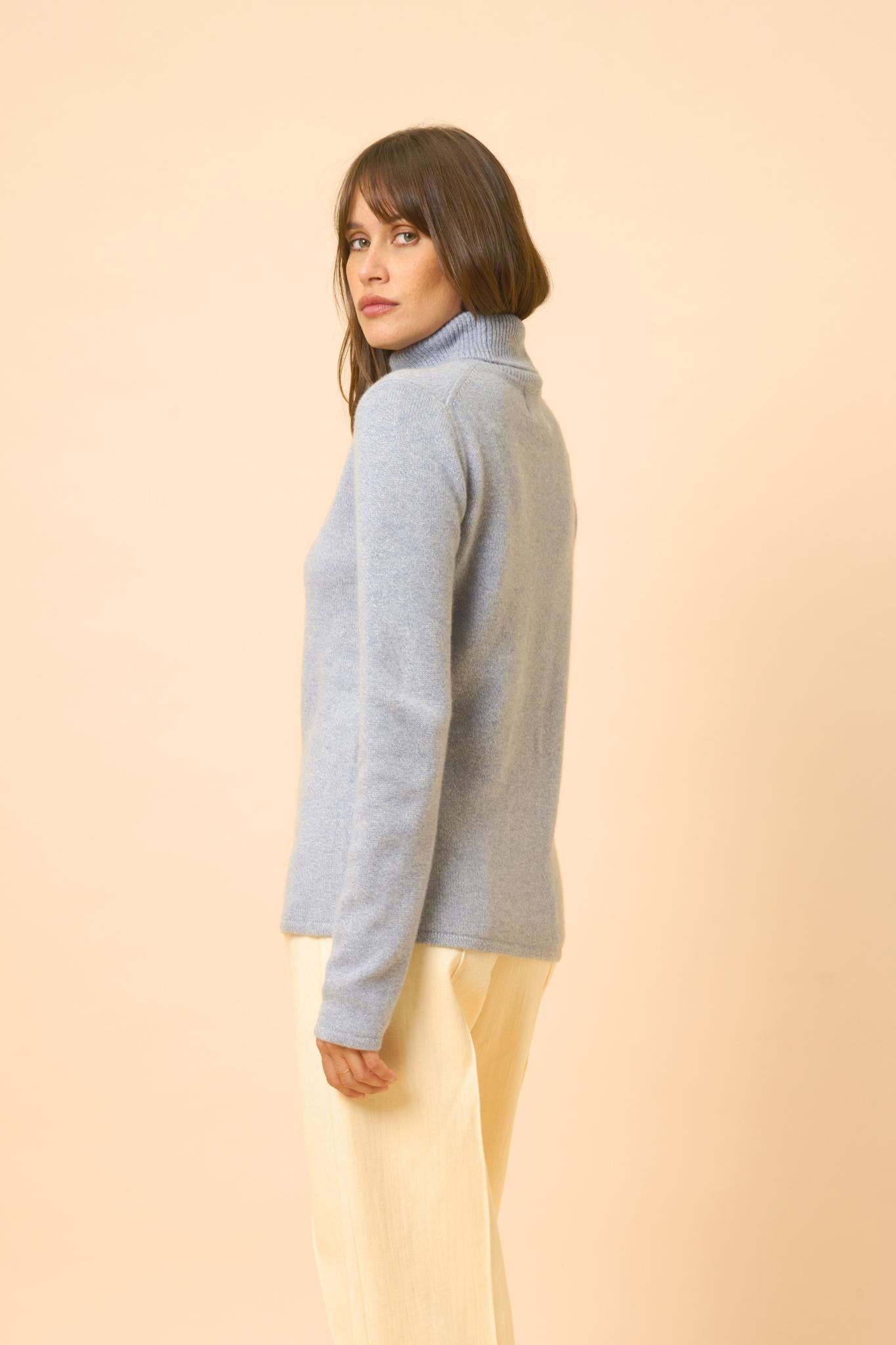 JUNE pull col roulé bleu ivoire