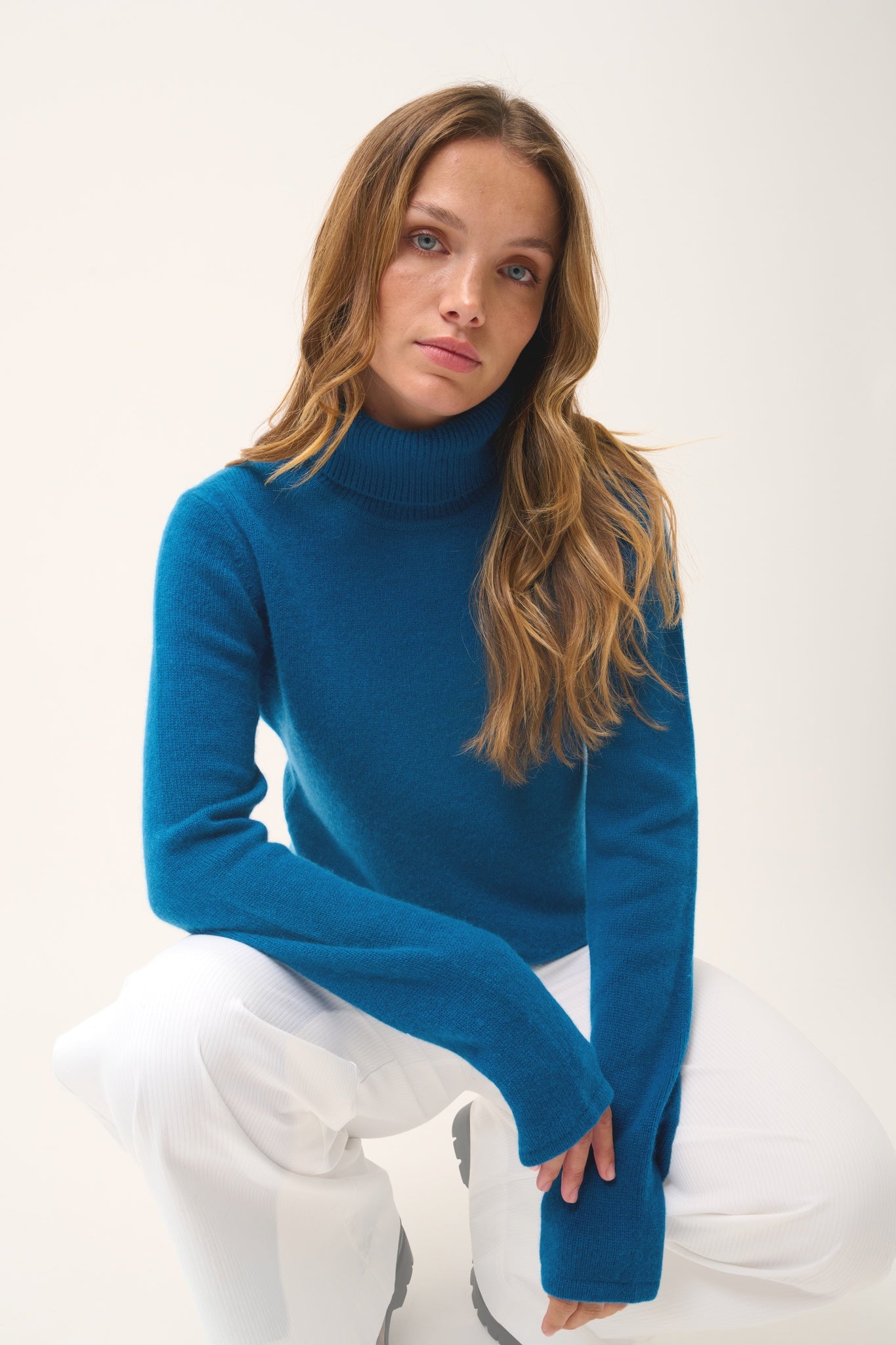 JUNE pull col roulé paon