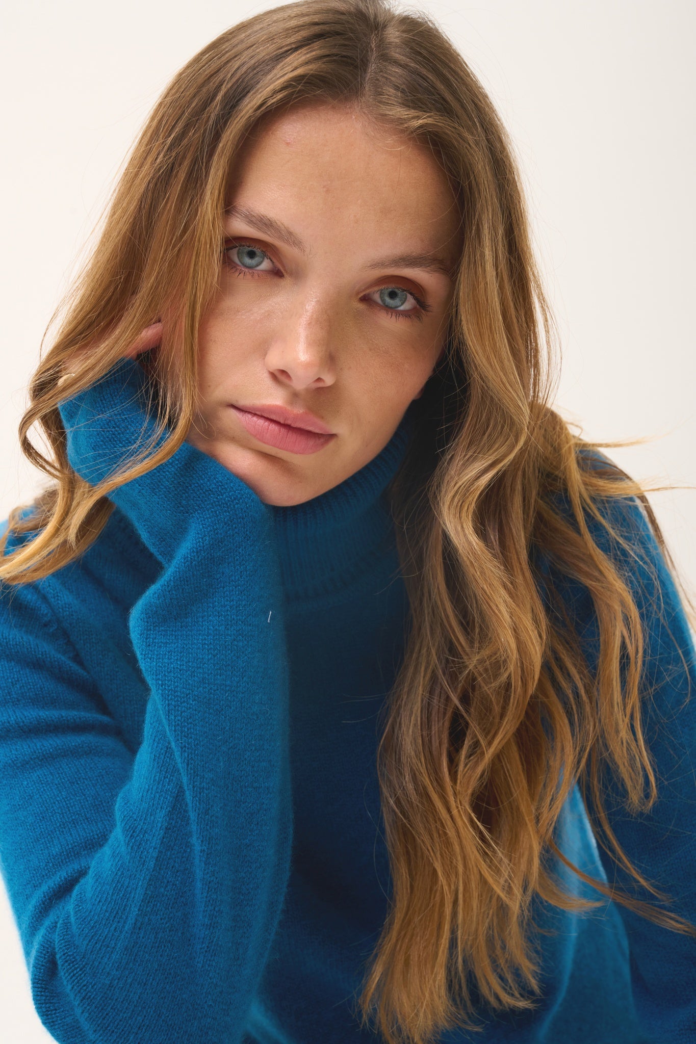 JUNE pull col roulé paon