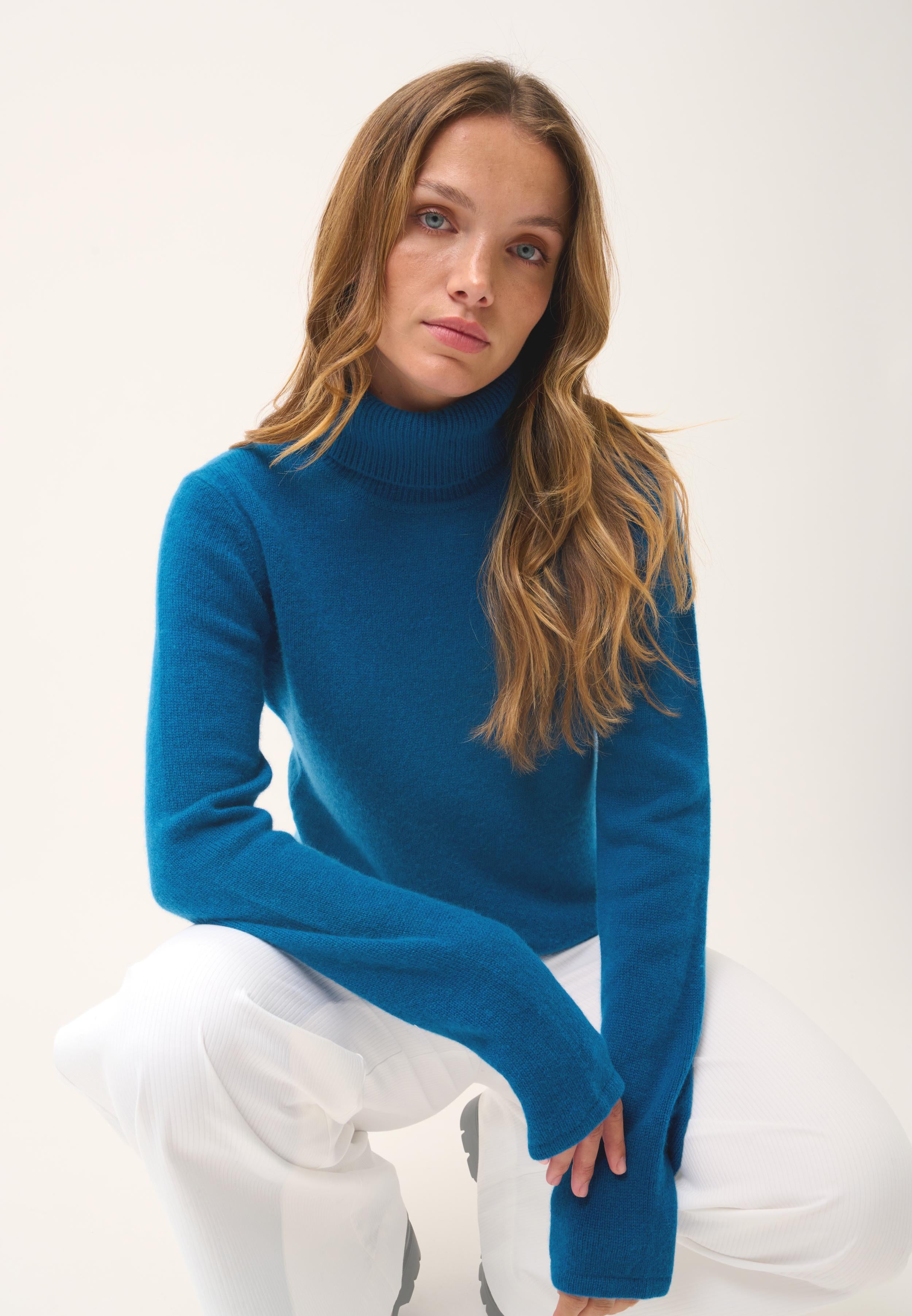 JUNE pull col roulé paon