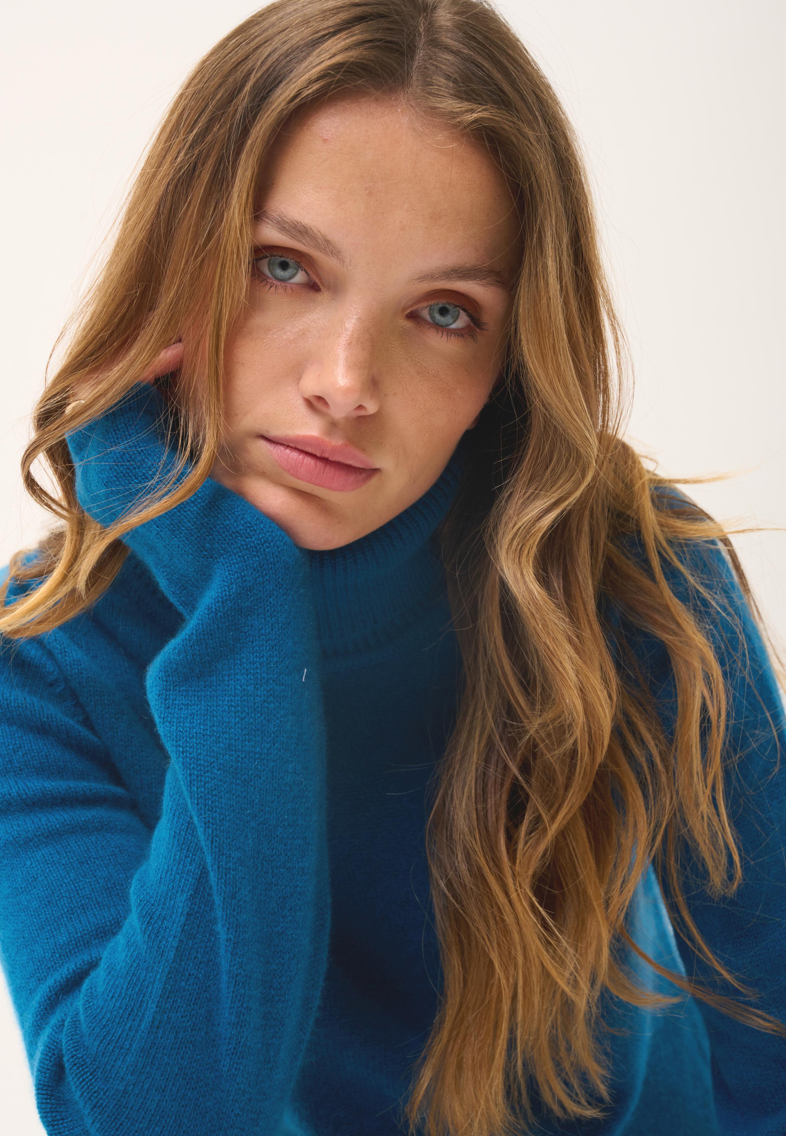 JUNE pull col roulé paon