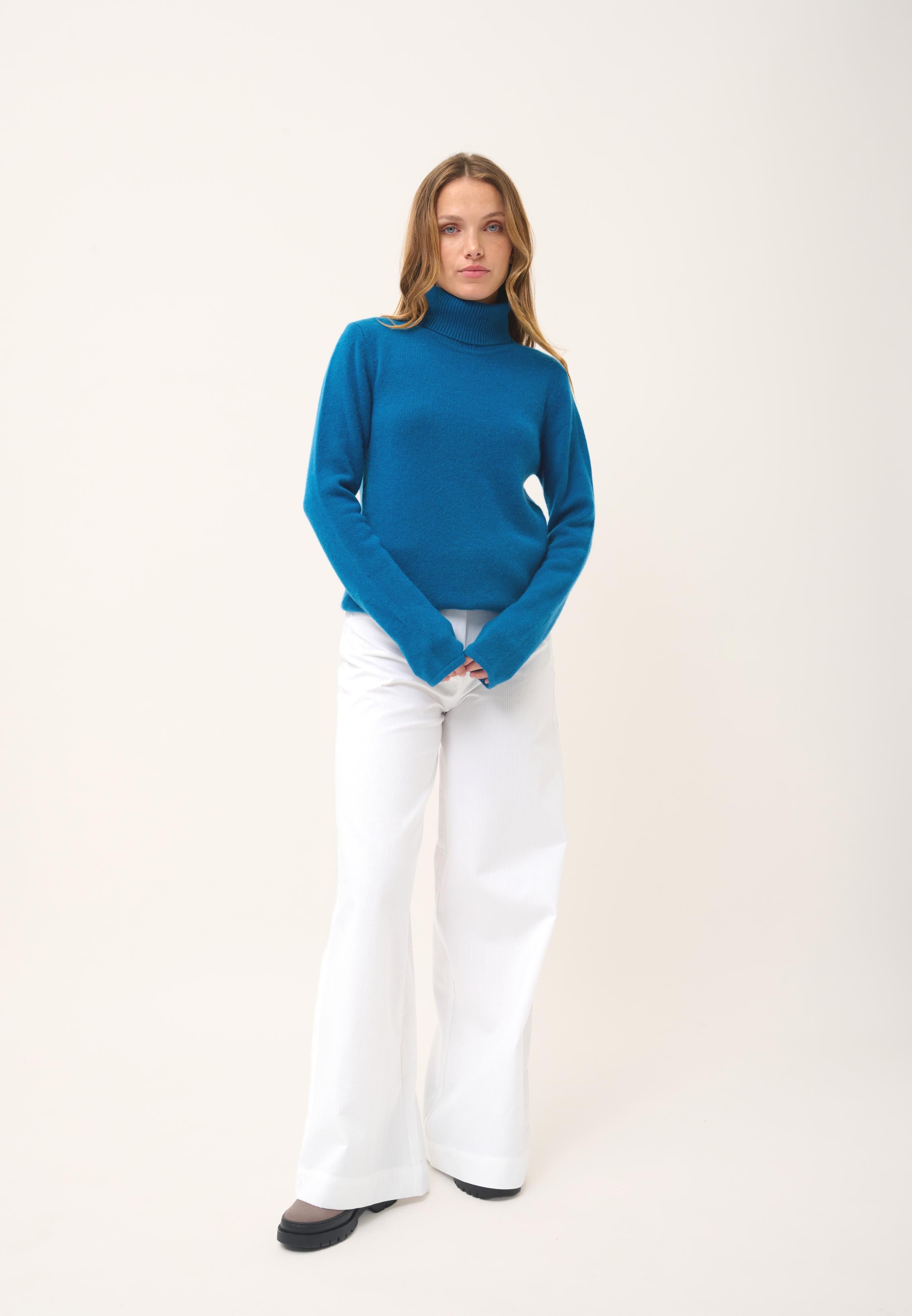 JUNE pull col roulé paon