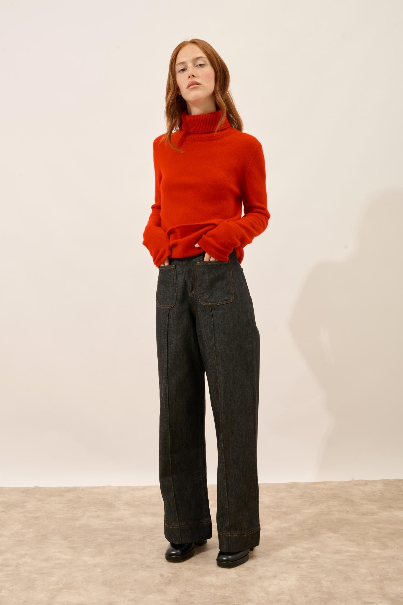 JUNE pull col roulé rouge