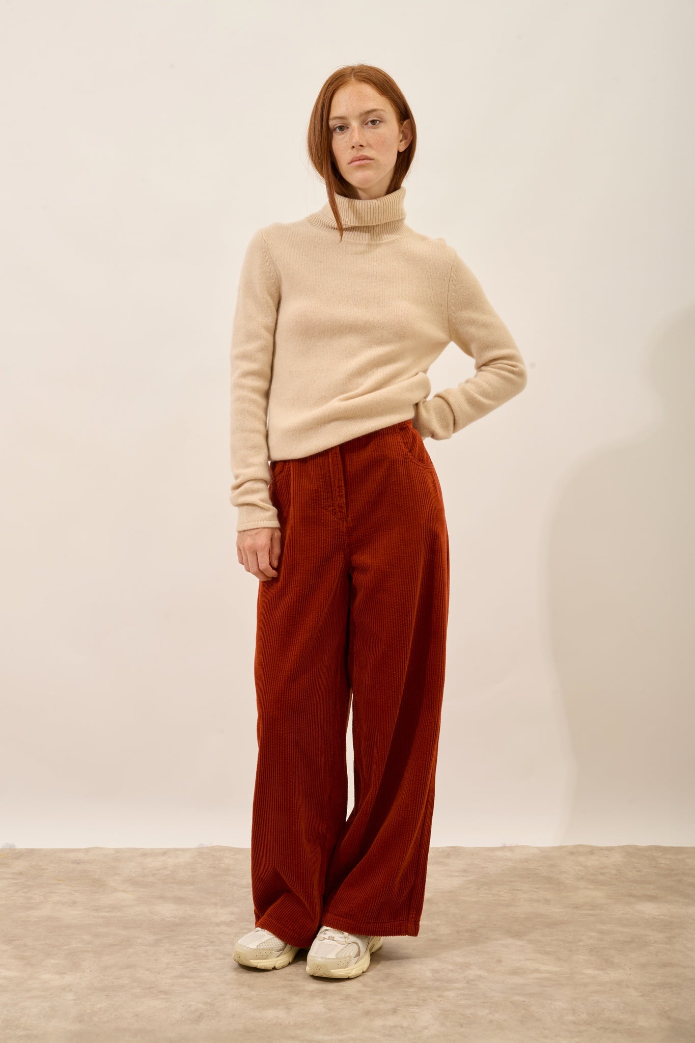 JUNE pull col roulé sable