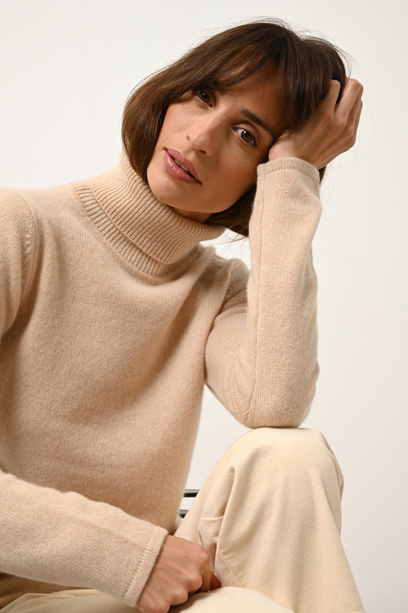 JUNE pull col roulé sable