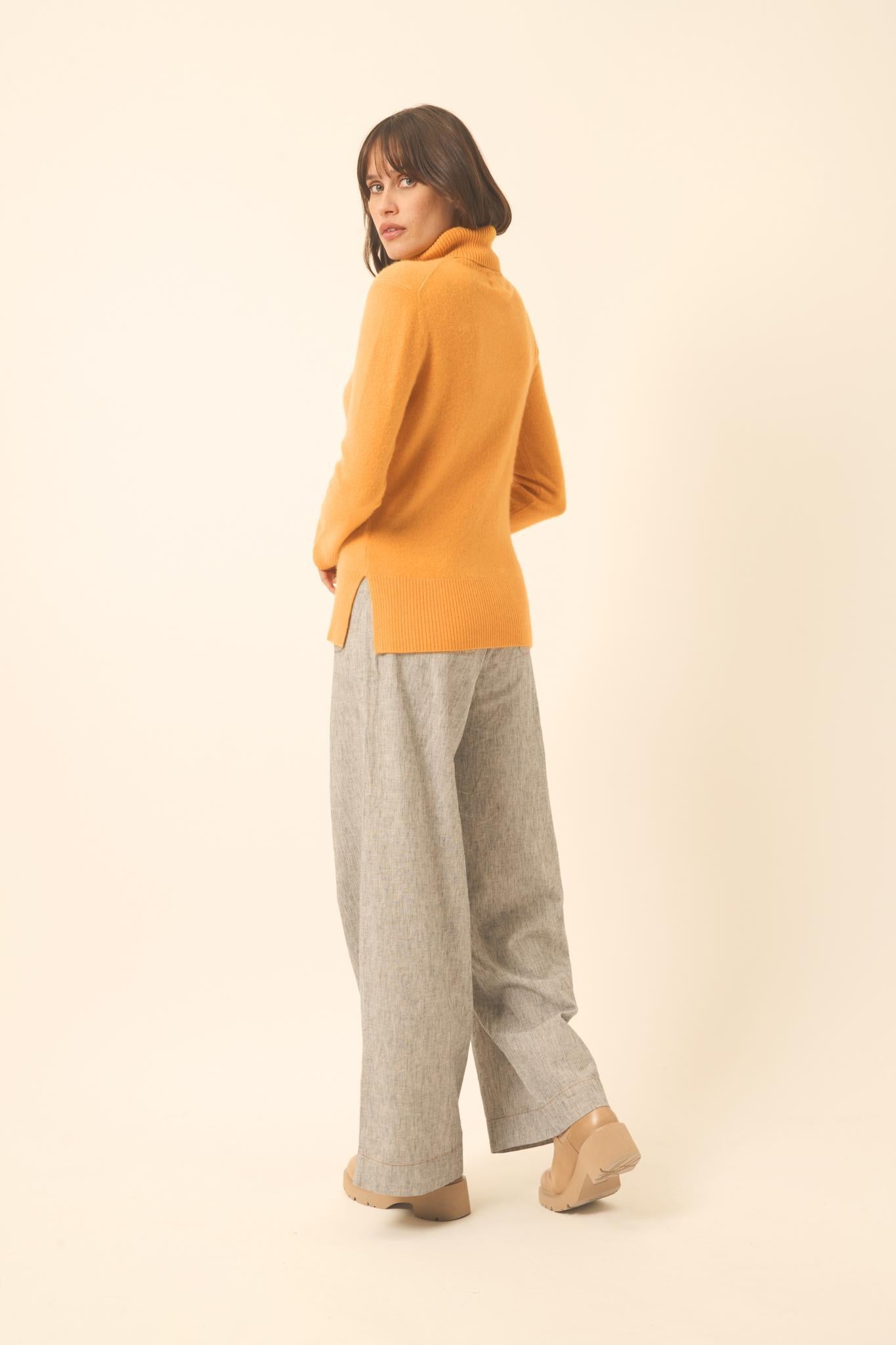LEXIE pull col roulé curcuma