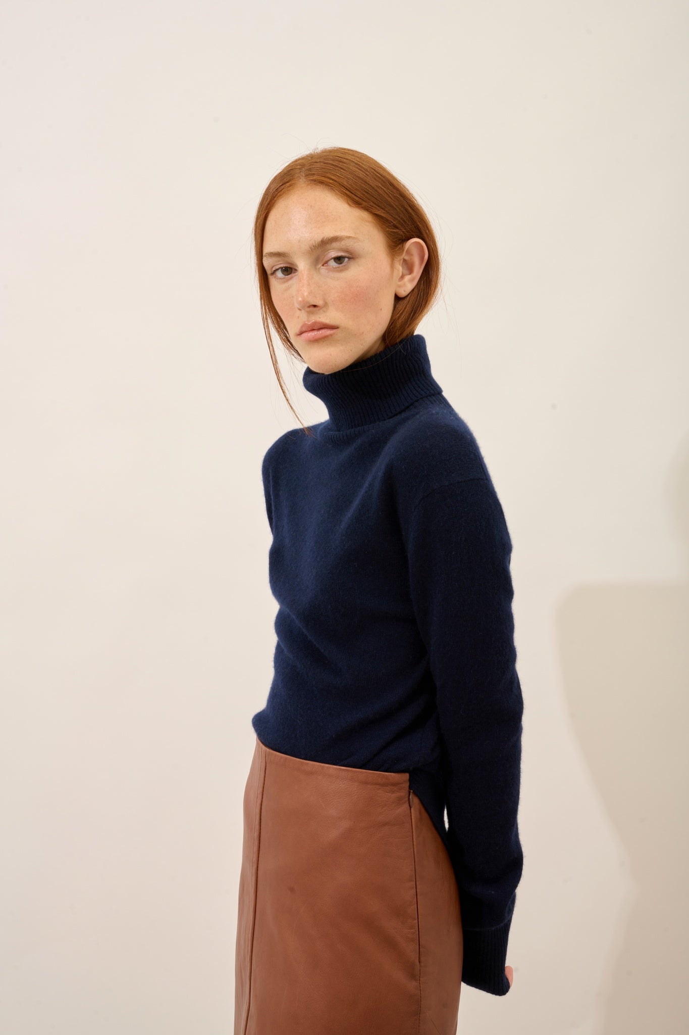 LEXIE pull col roulé navy