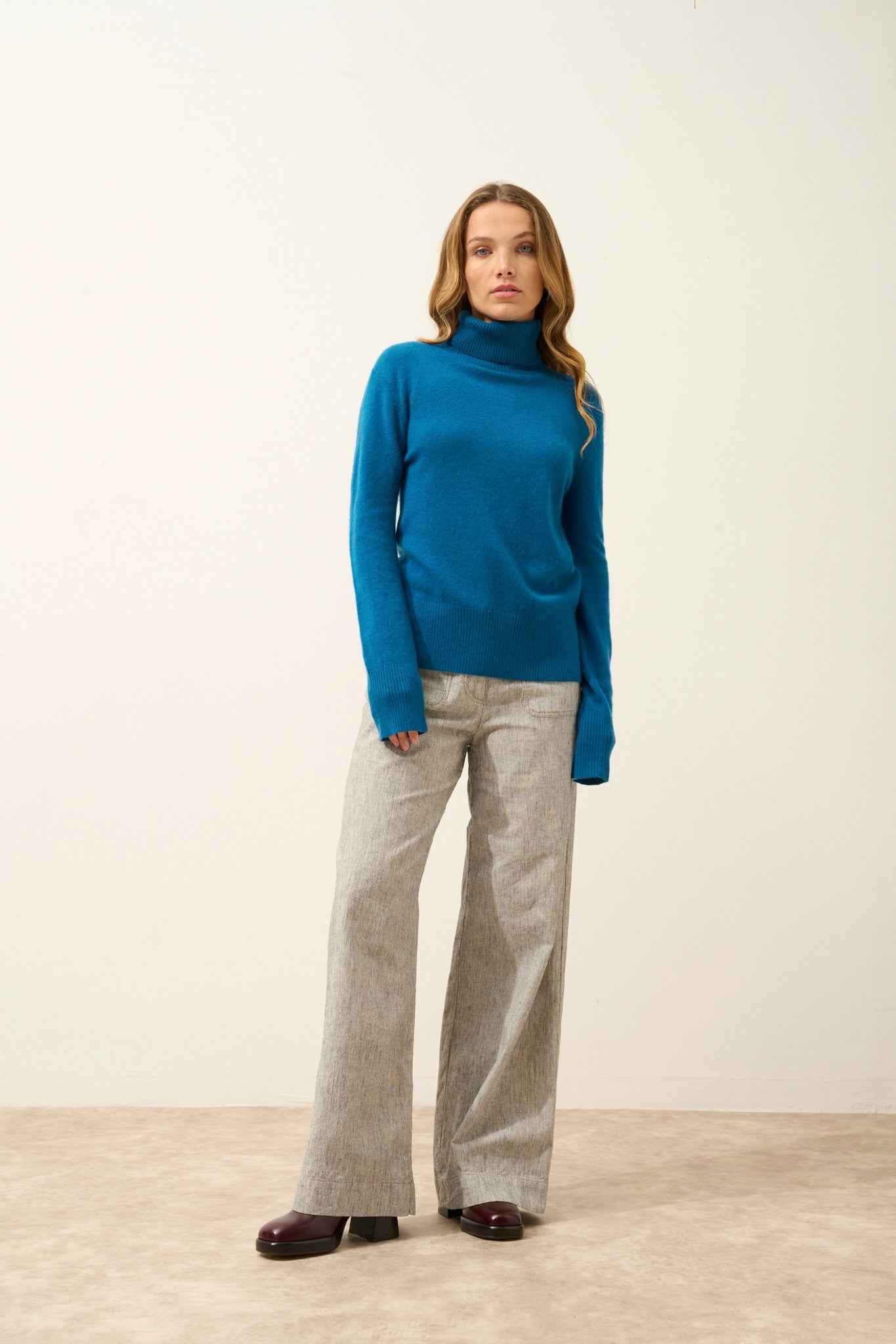 LEXIE pull col roulé paon