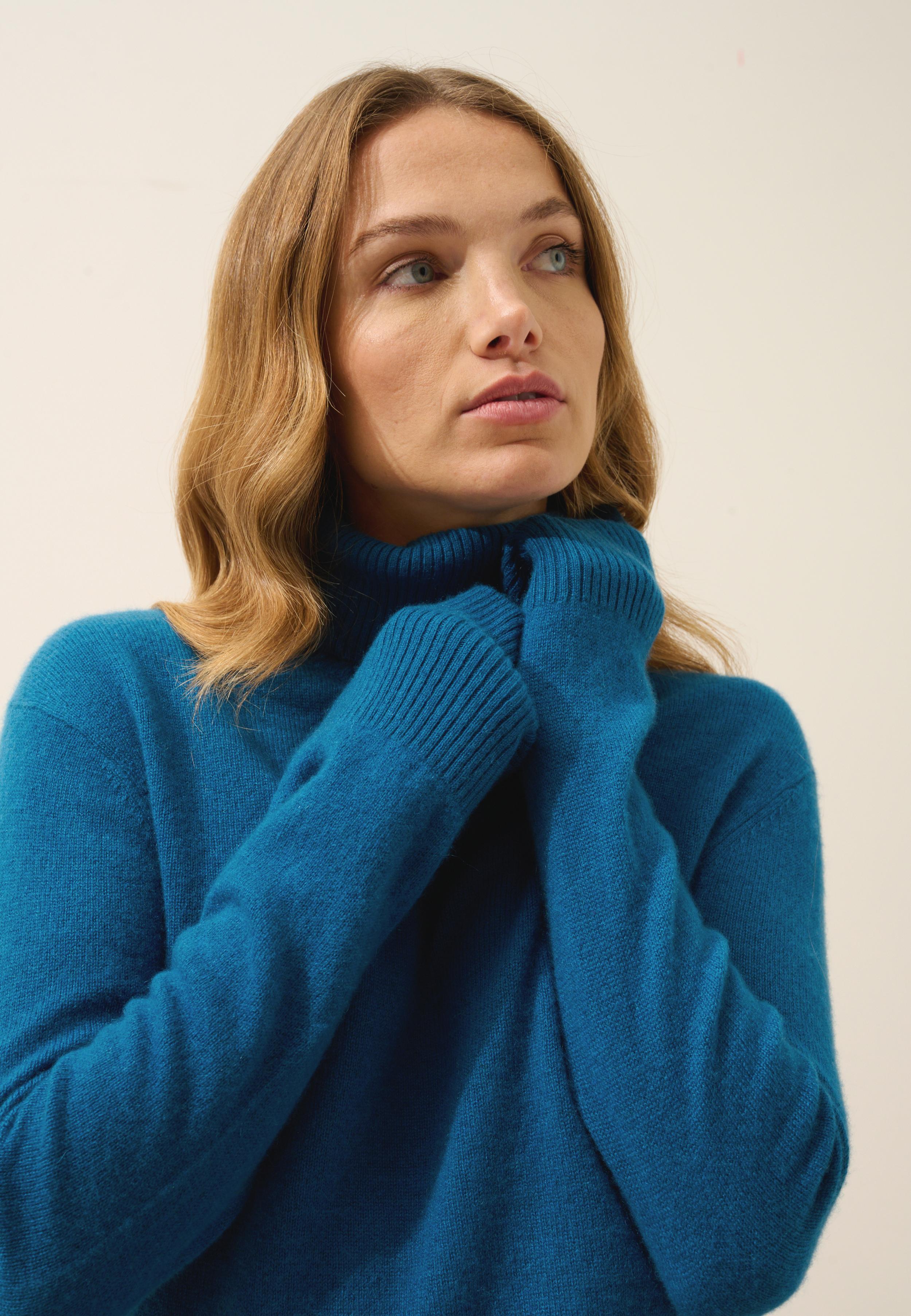 LEXIE pull col roulé paon