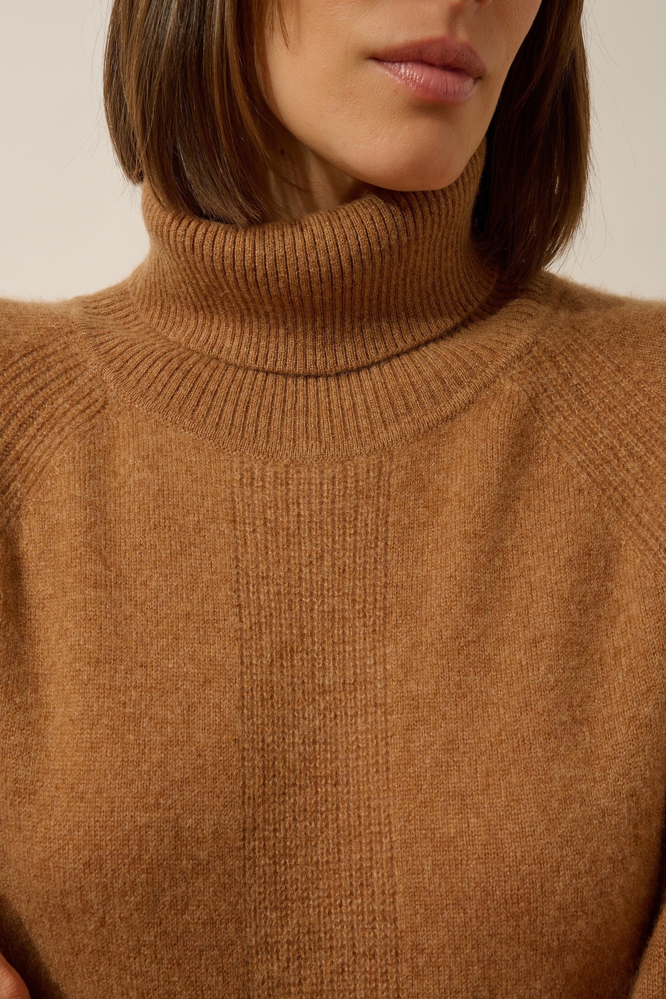 LILLY pull col roulé noisette