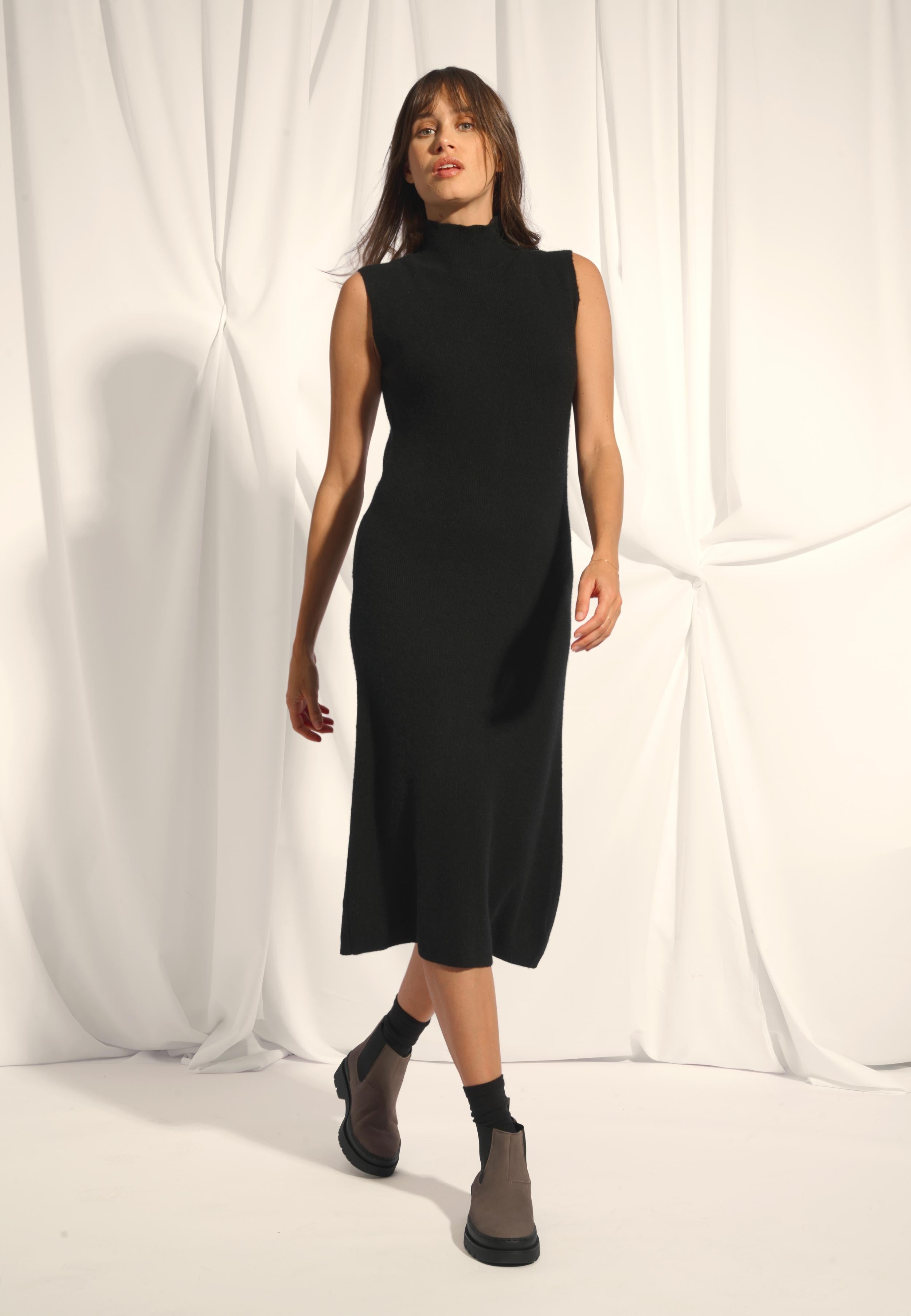 LOLA robe col montant noir