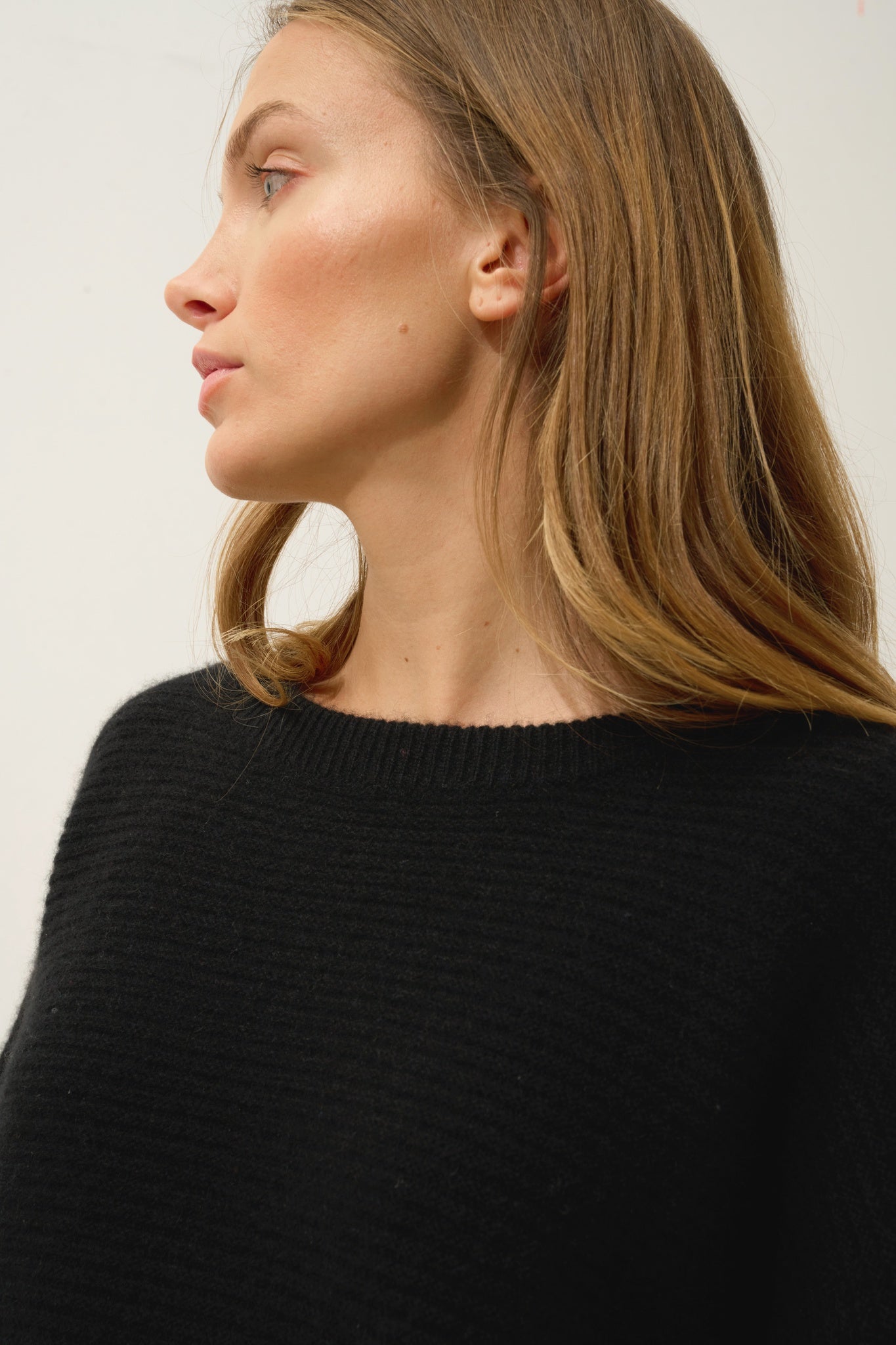 LOUNA pull col rond noir