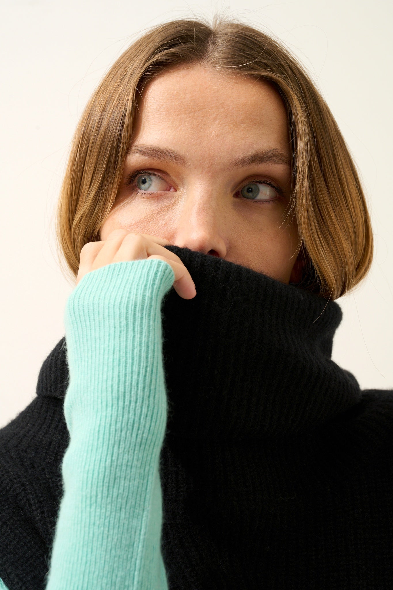 LOU black turtleneck cape