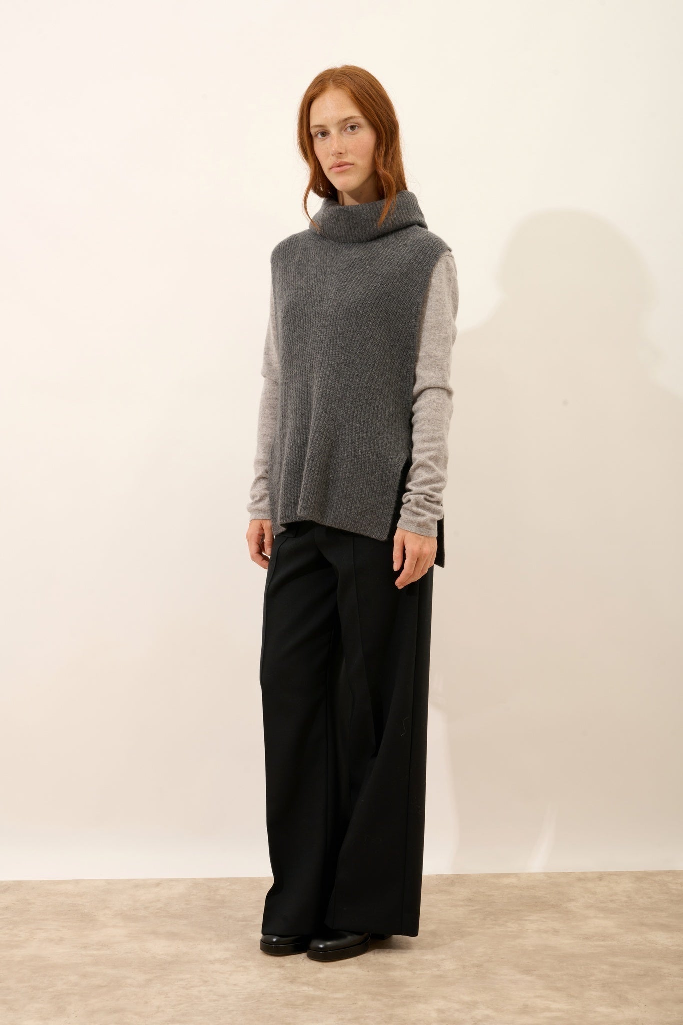 LOU cape col roulé sans manches 4 fils anthracite chiné