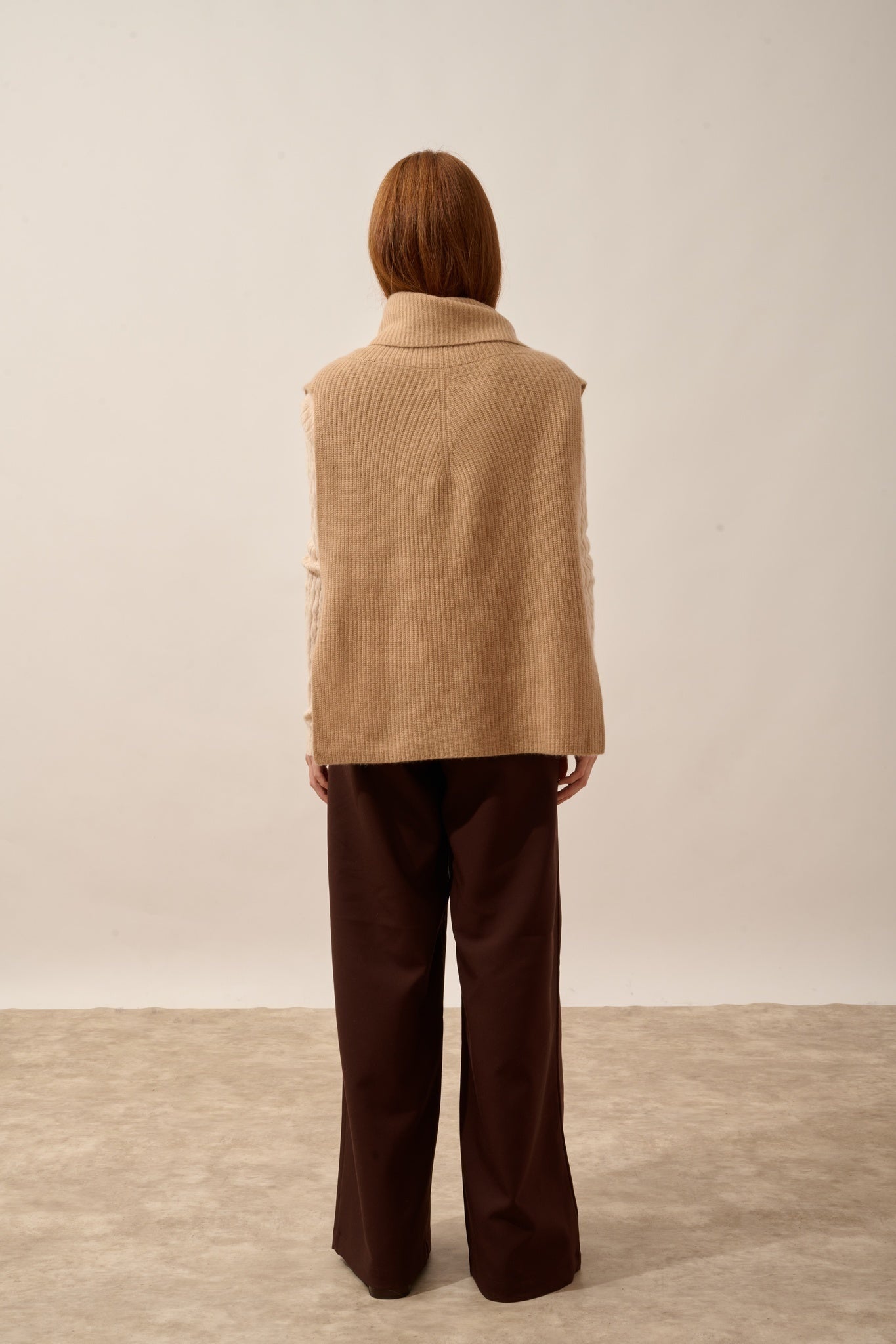 LOU sleeveless turtleneck cape, 4-ply Sahara