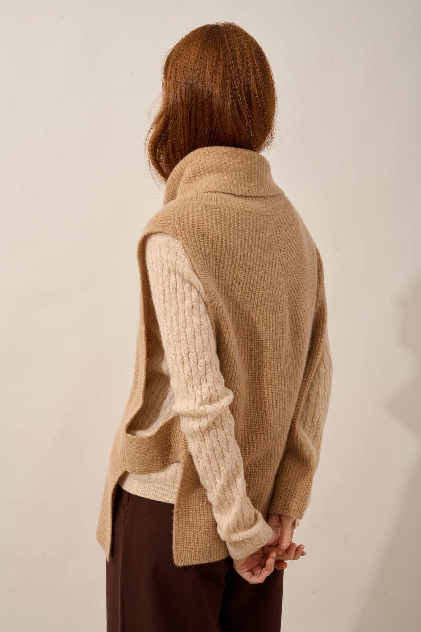 LOU sleeveless turtleneck cape, 4-ply Sahara