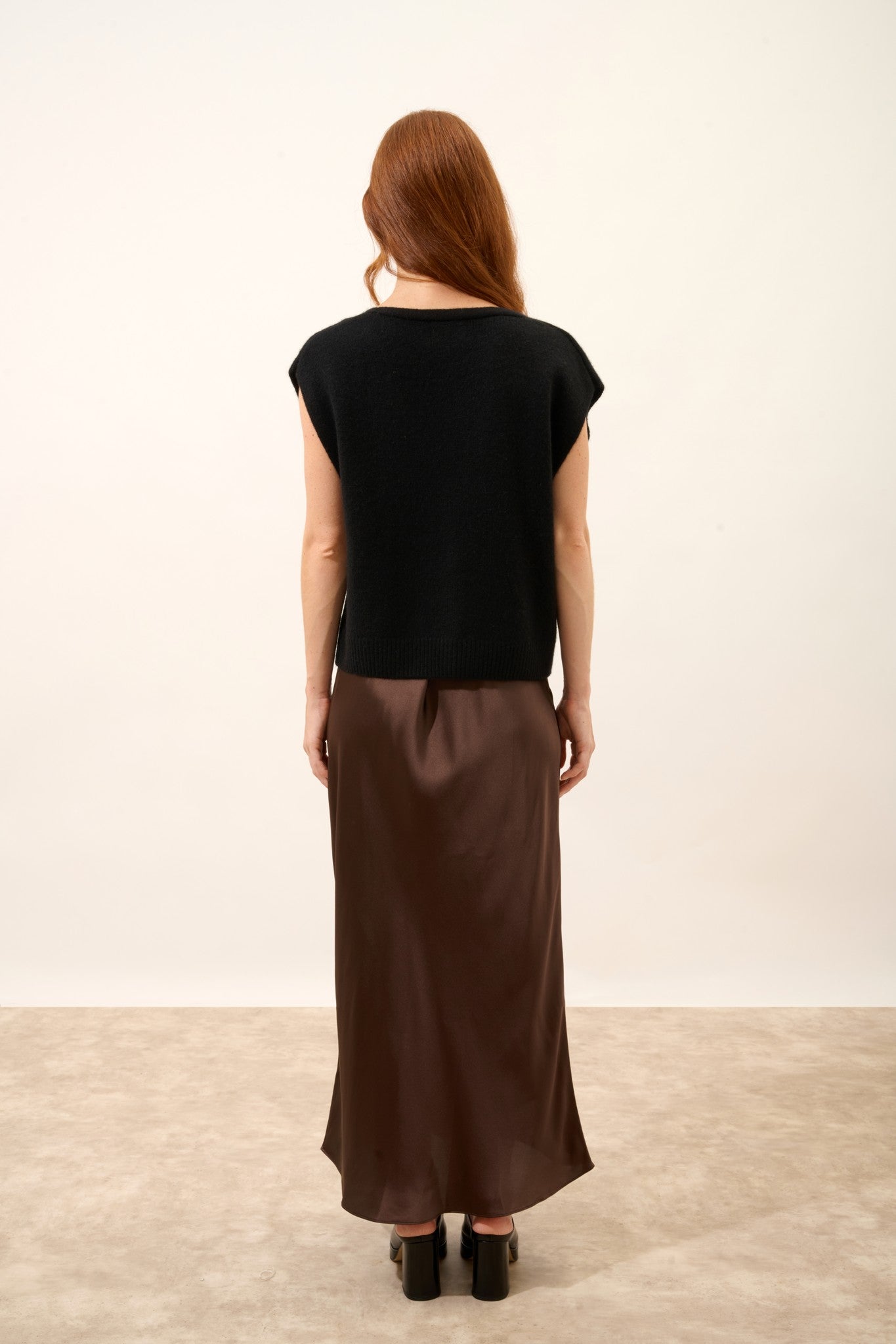 lucinda cardigan col v sans manches 6 fils noir 100% cachemire