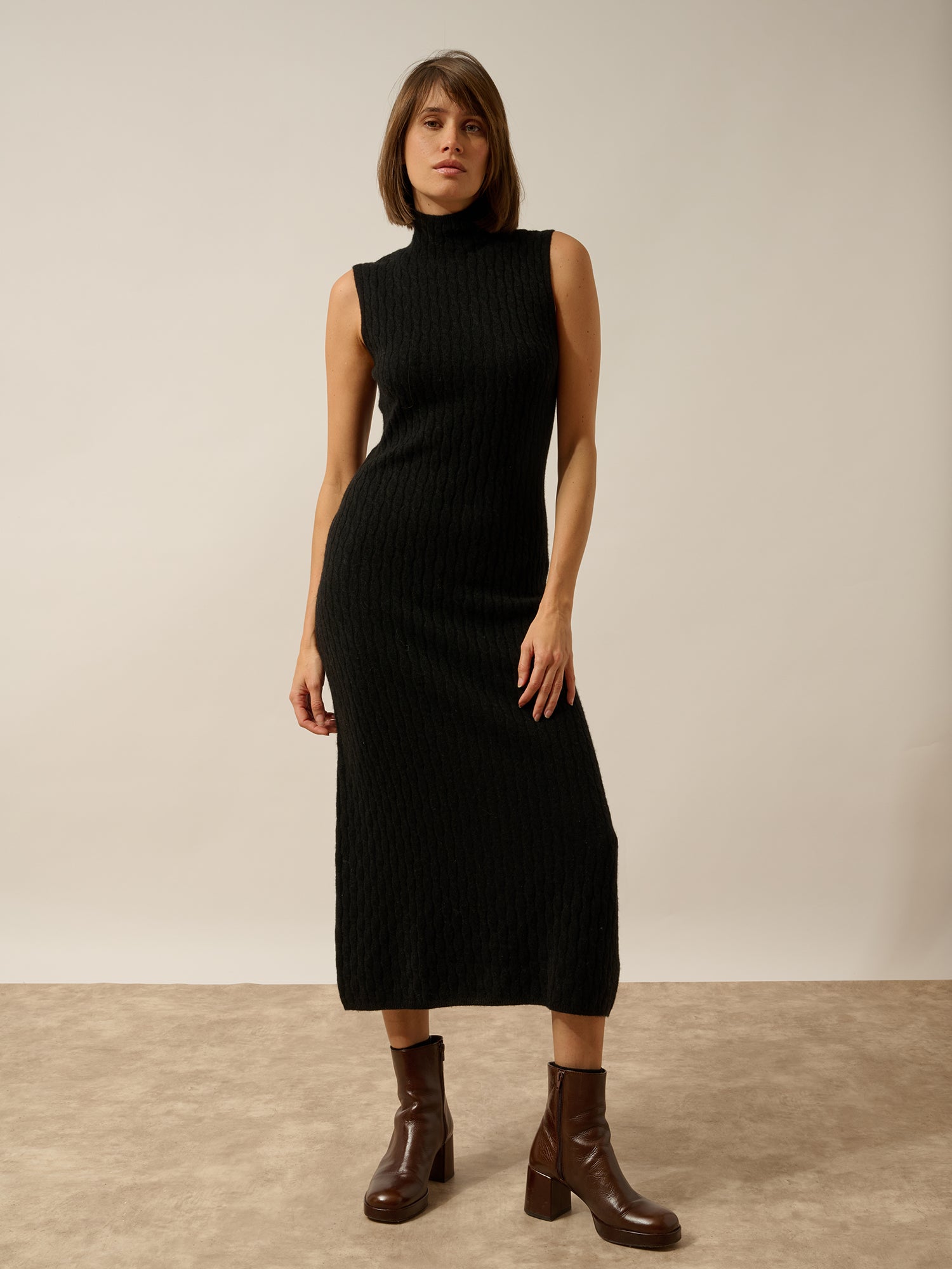 MANON robe col montant sans manches noir