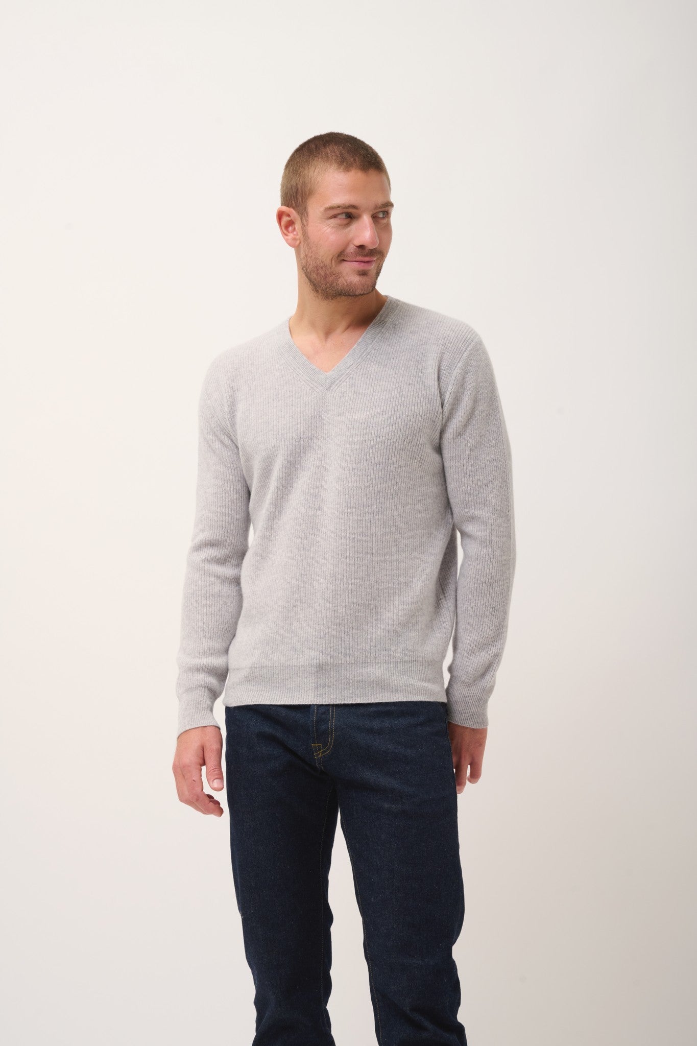 mevron pull col v gris clair chiné 100% cachemire