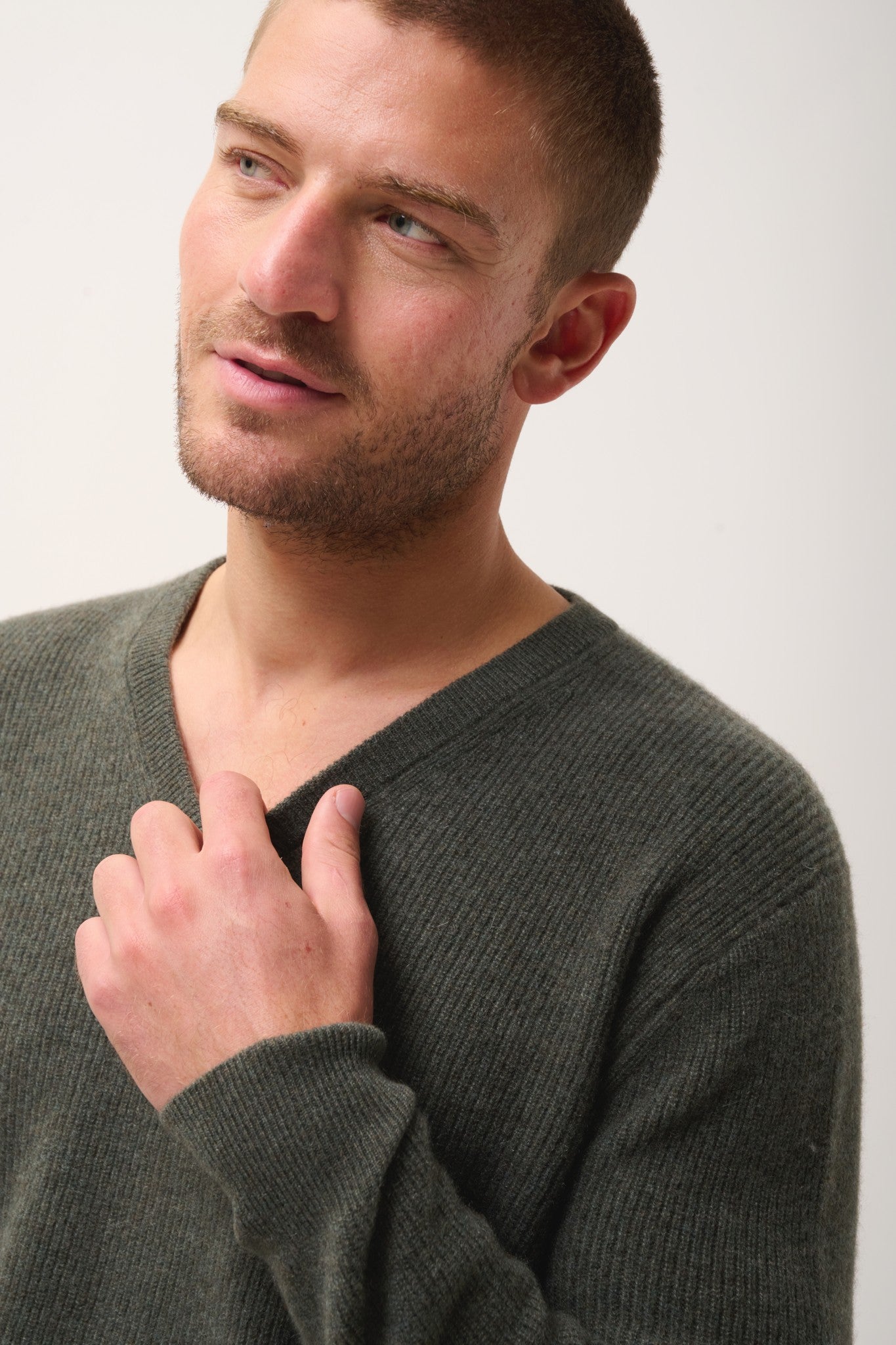 mevron pull col v kaki chiné 100% cachemire