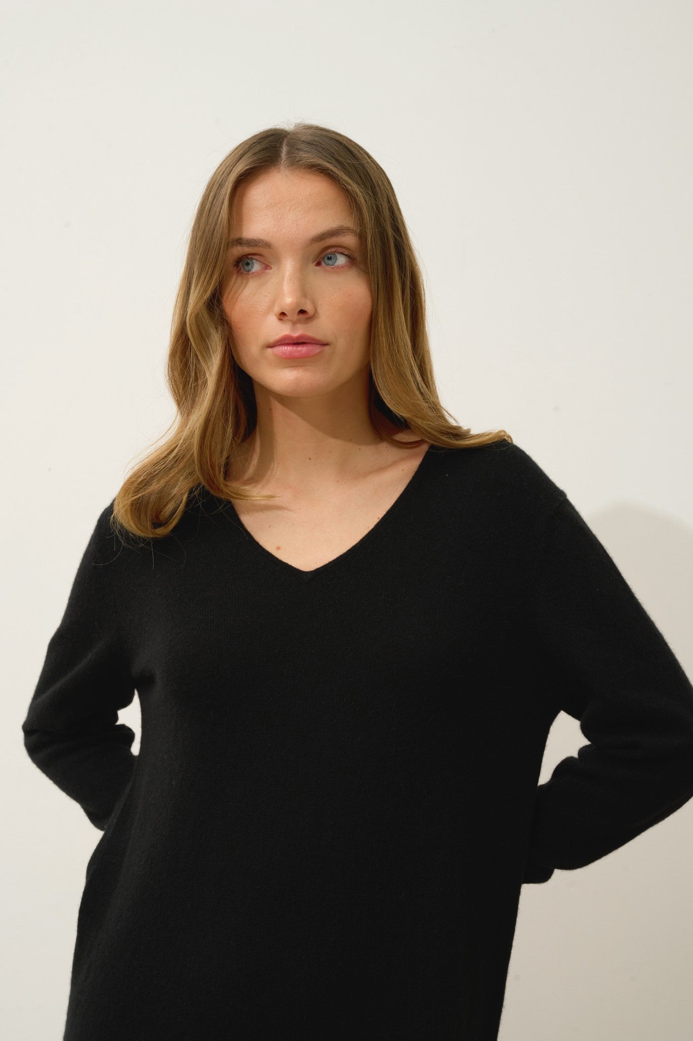 mileya robe col v noir 100% cachemire