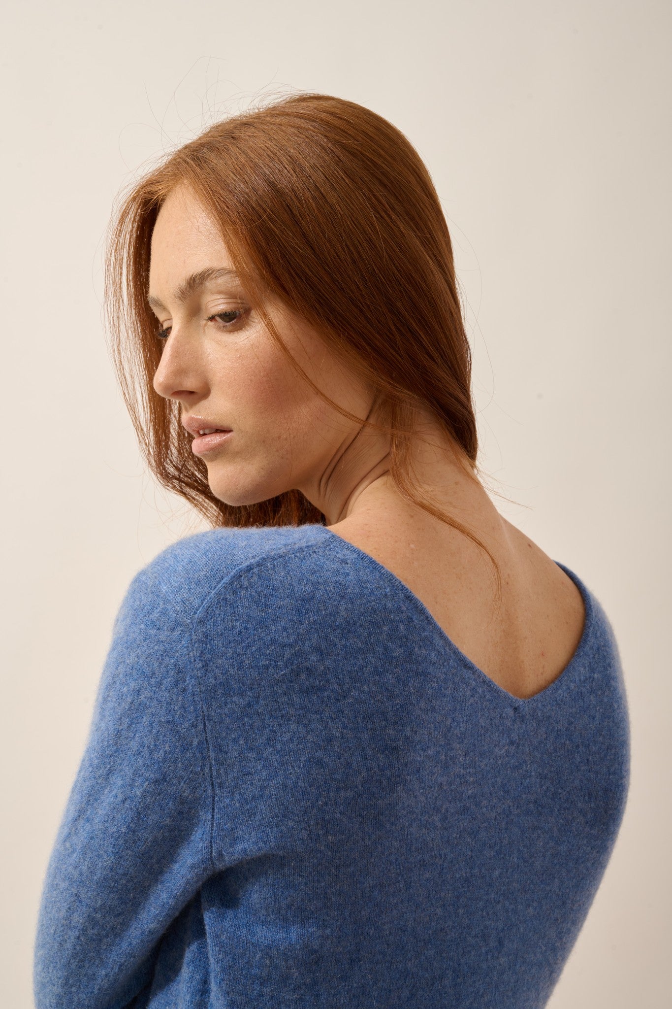 mirella pull col v devant et dos bleu denim