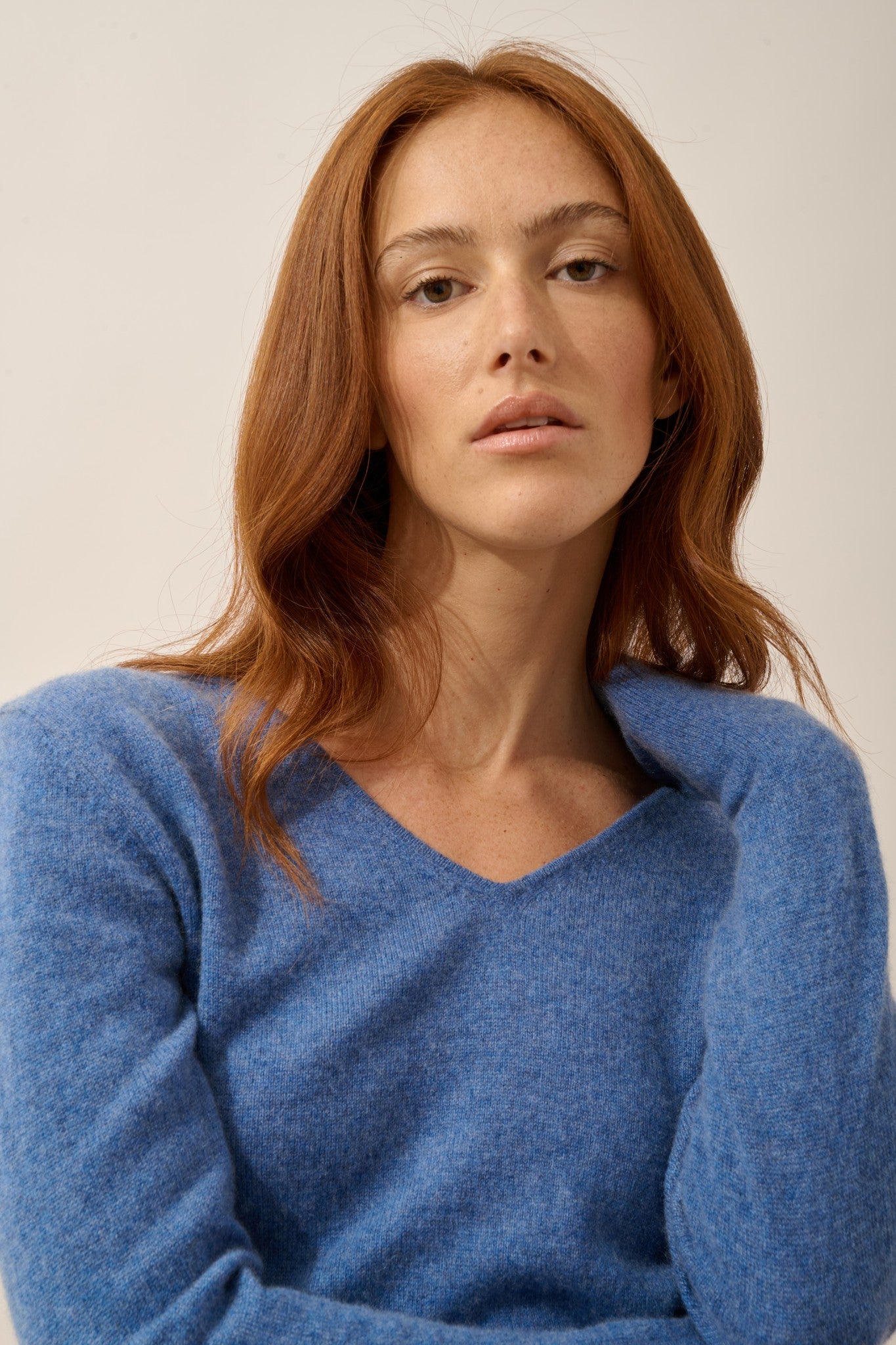 mirella pull col v devant et dos bleu denim