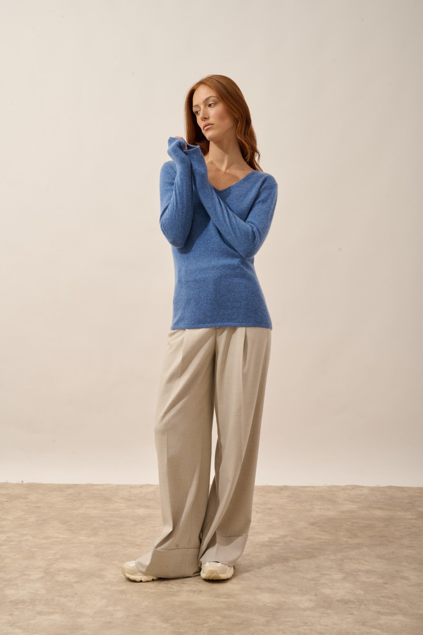 mirella pull col v devant et dos bleu denim