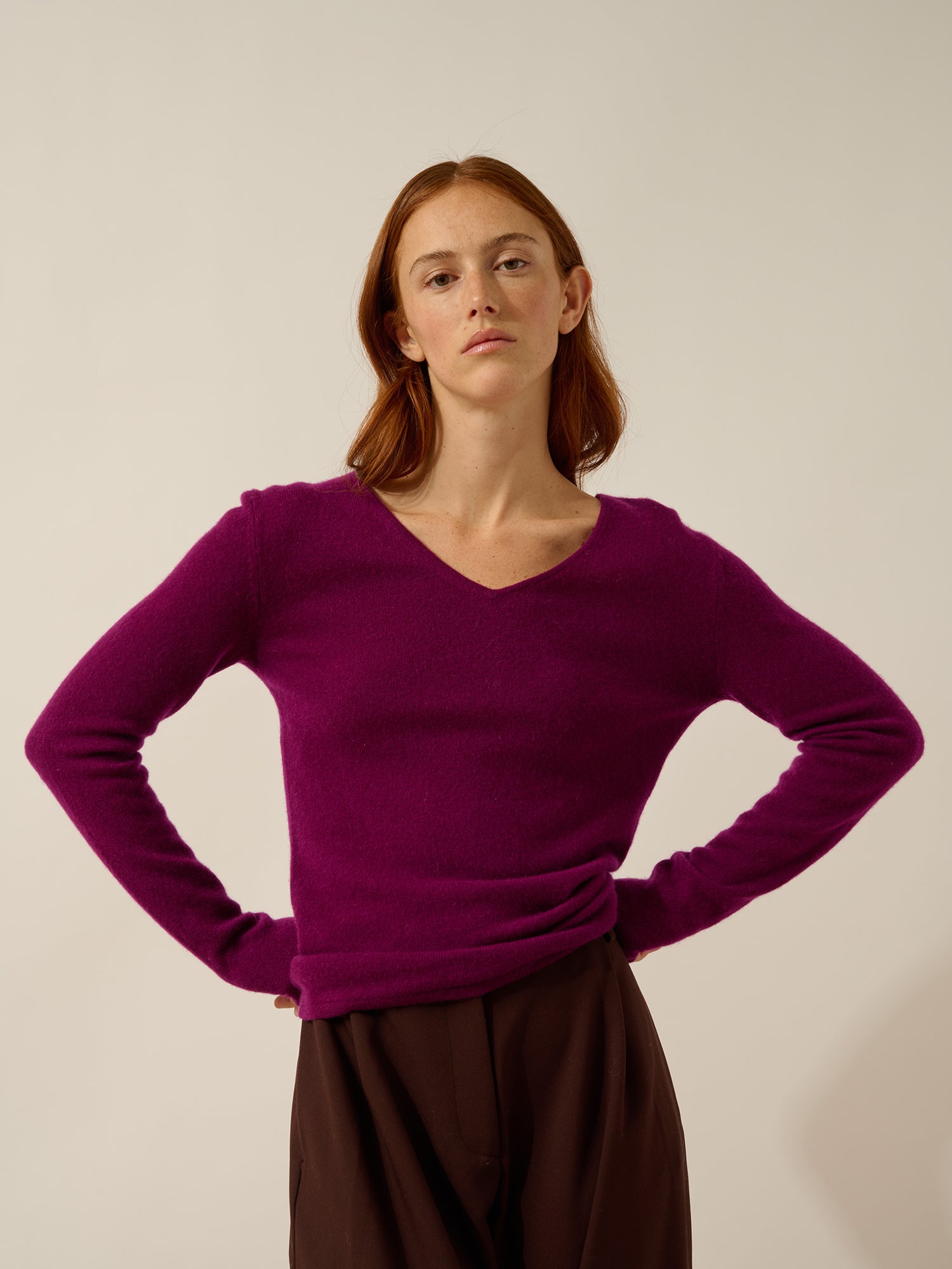 MIRELLA pullover with V-neck front and back in plum