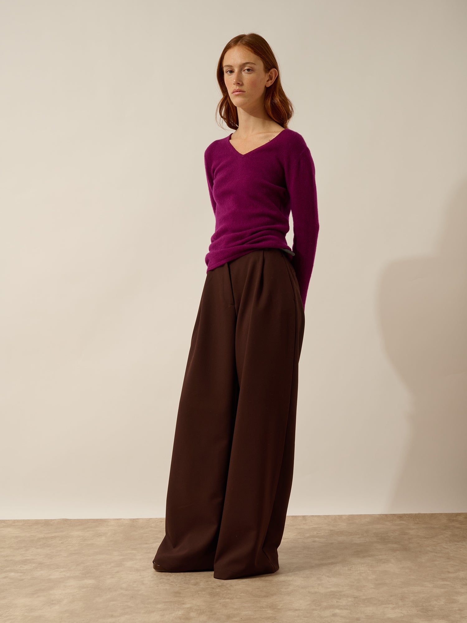 MIRELLA pullover with V-neck front and back in plum